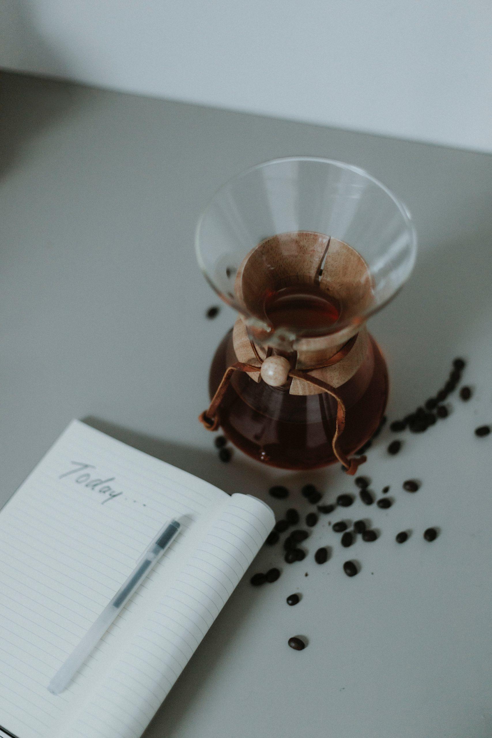 Un journal et une cafetière remplie.