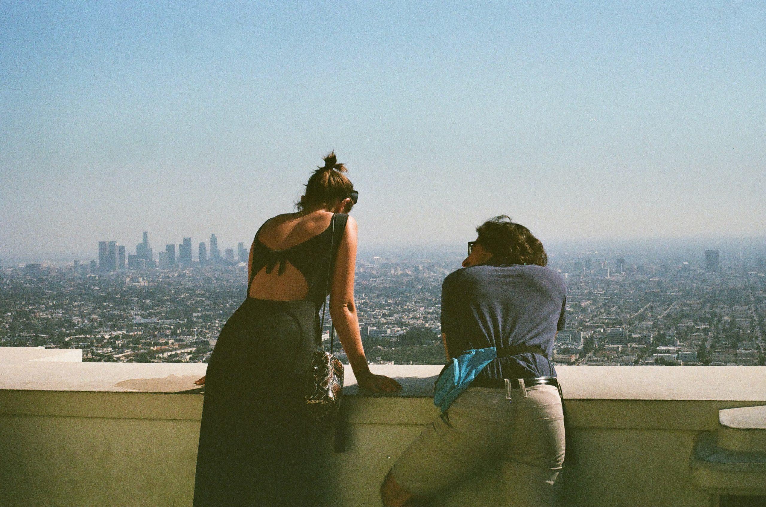 Deux amies discutent près d'une vue.