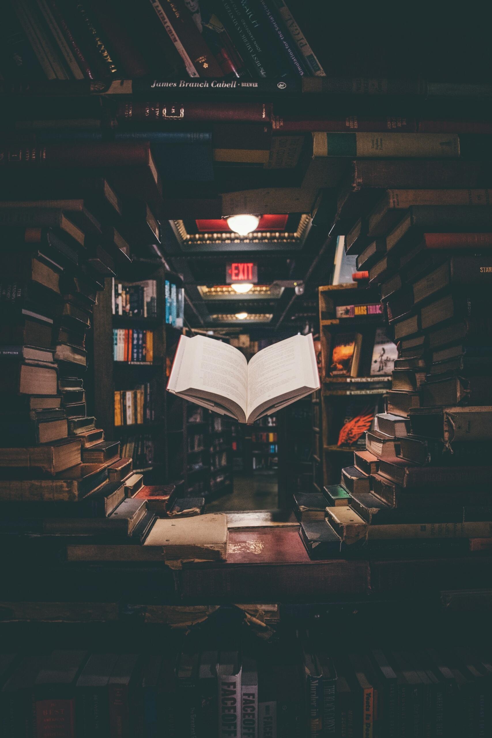 livre volant dans une bibliothèque