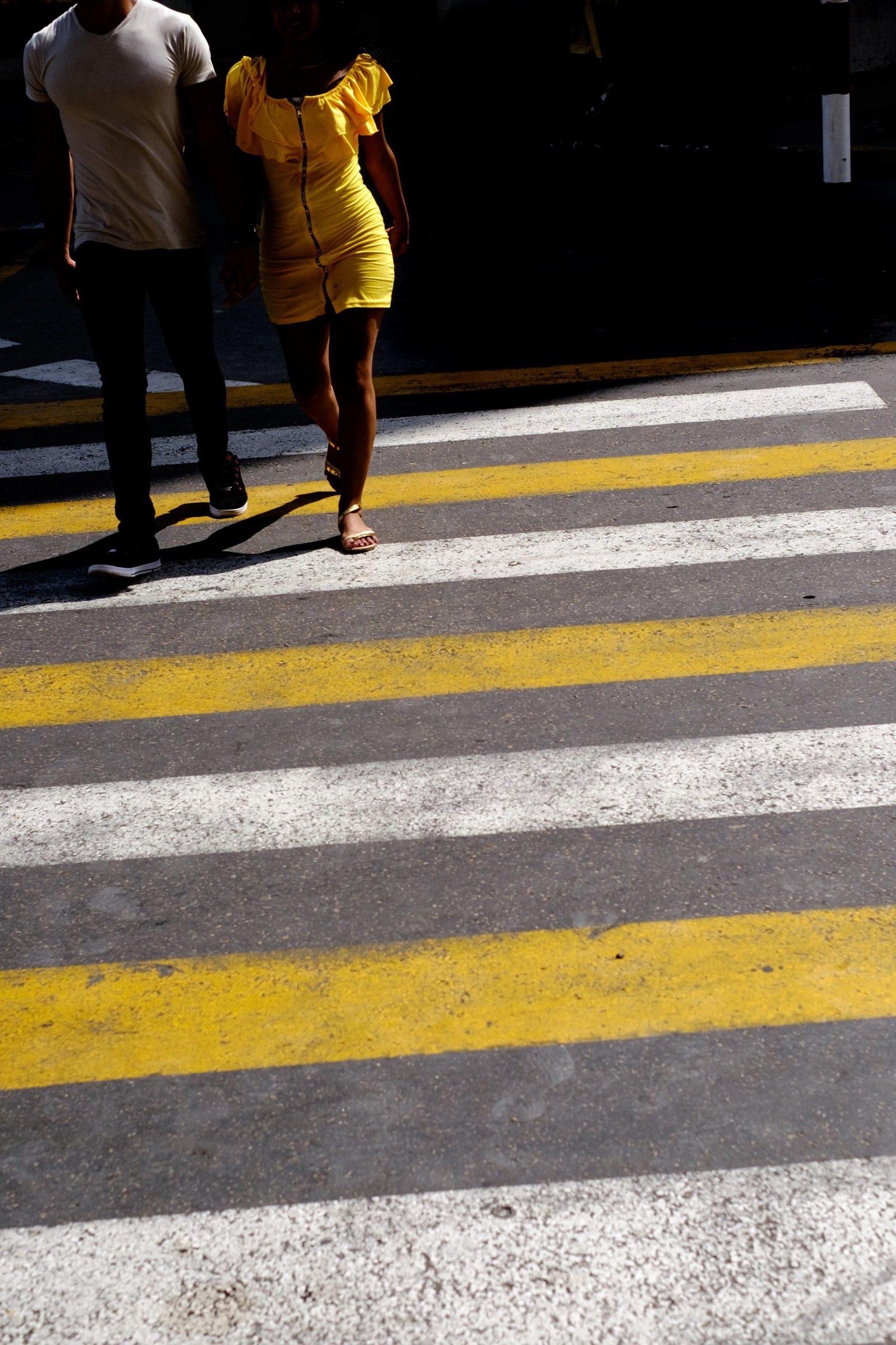 Les lignes parallèles d'un passage piéton.