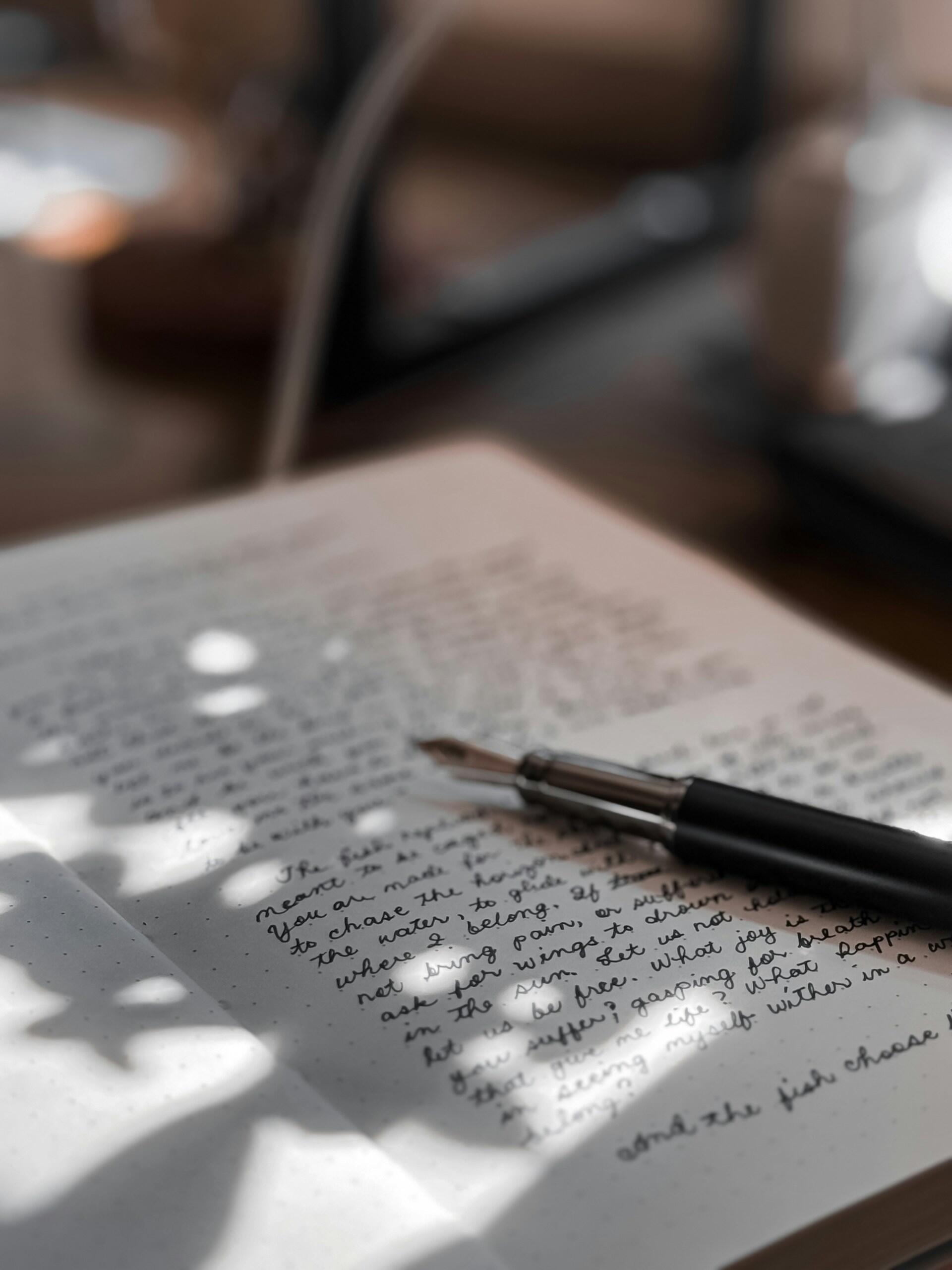 stylo cahier feuilles