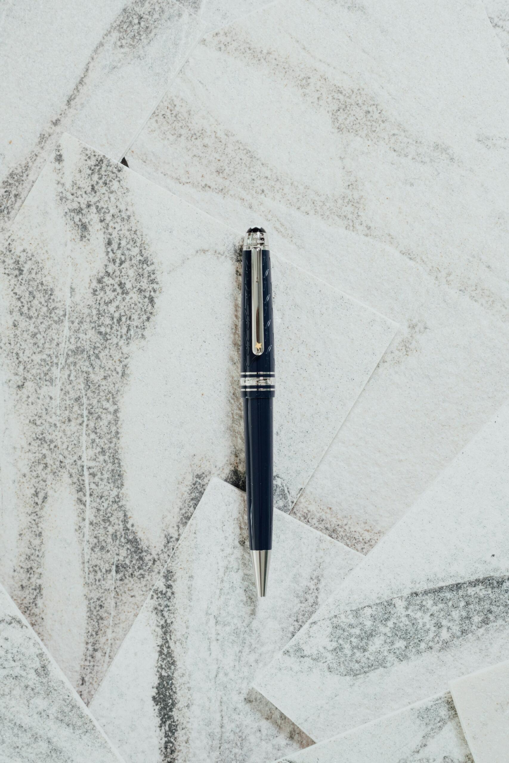 stylo noir feuilles