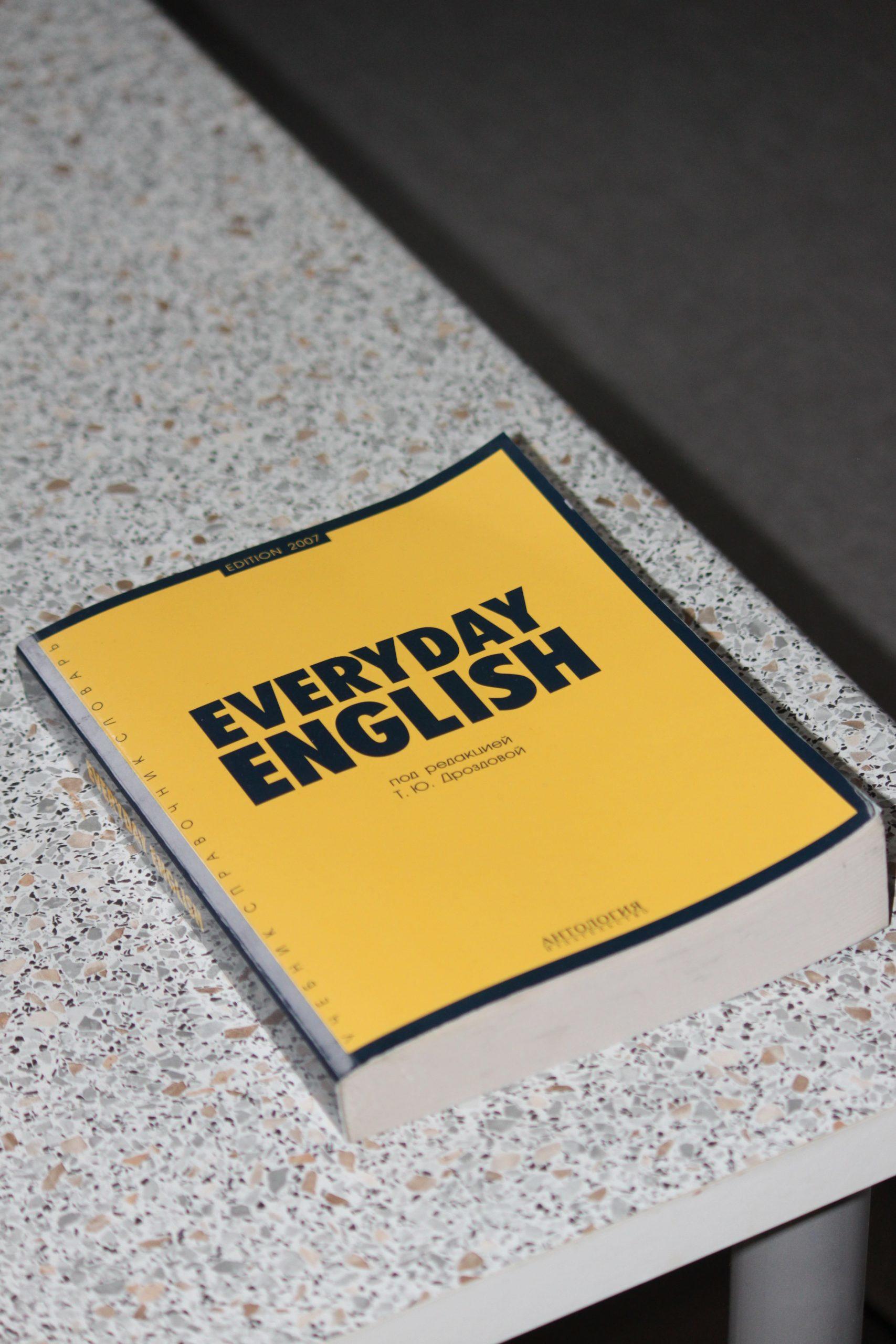 Un livre en anglais dont la couverture dit "everyday english"