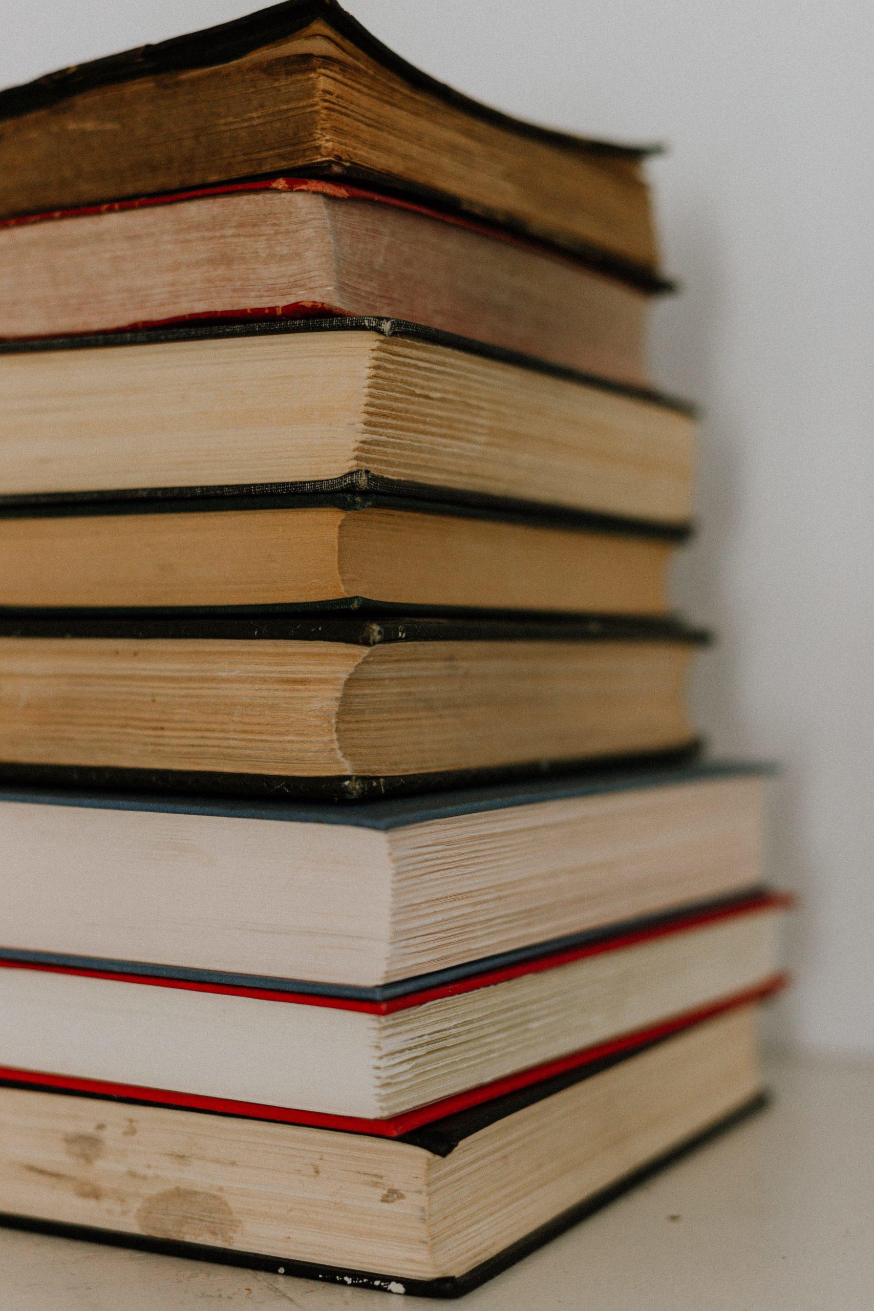 Une pile de vieux livres en anglais.