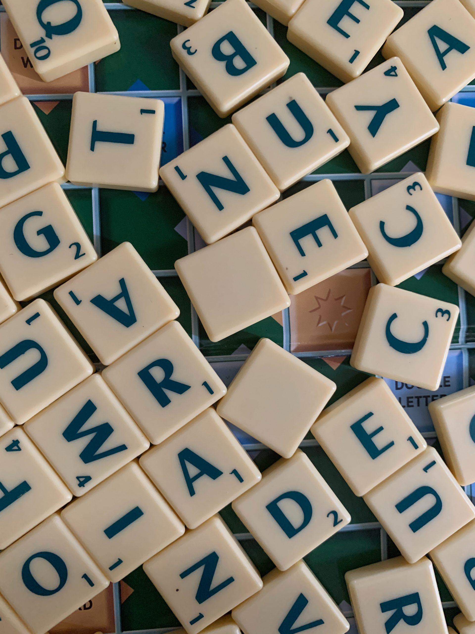 Des lettres de scrabble.