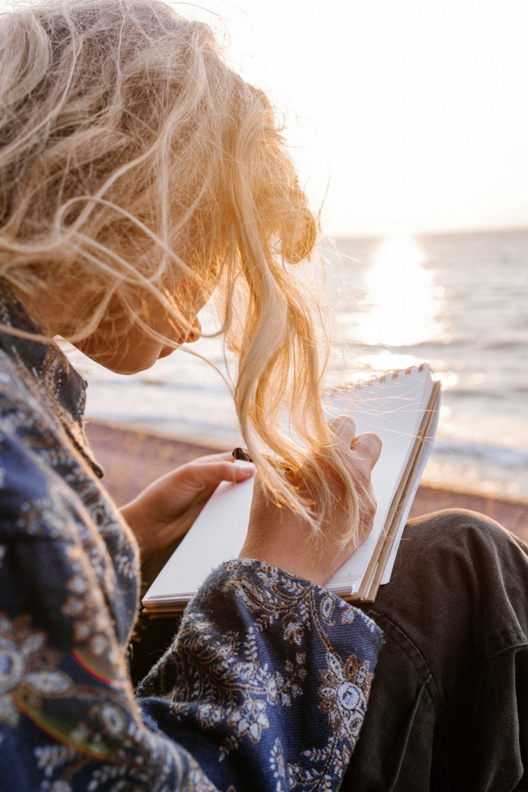 Une étudiante en latin travaille face à la mer.