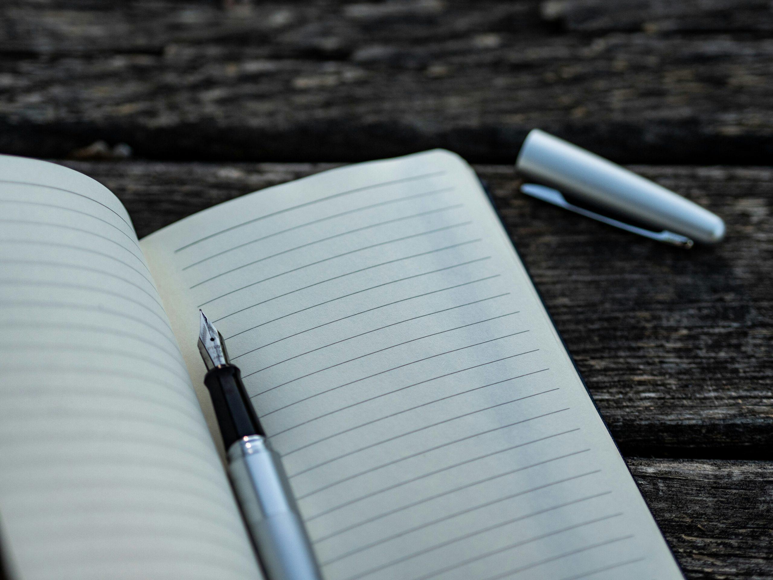 Un stylo plume posé sur un cahier.