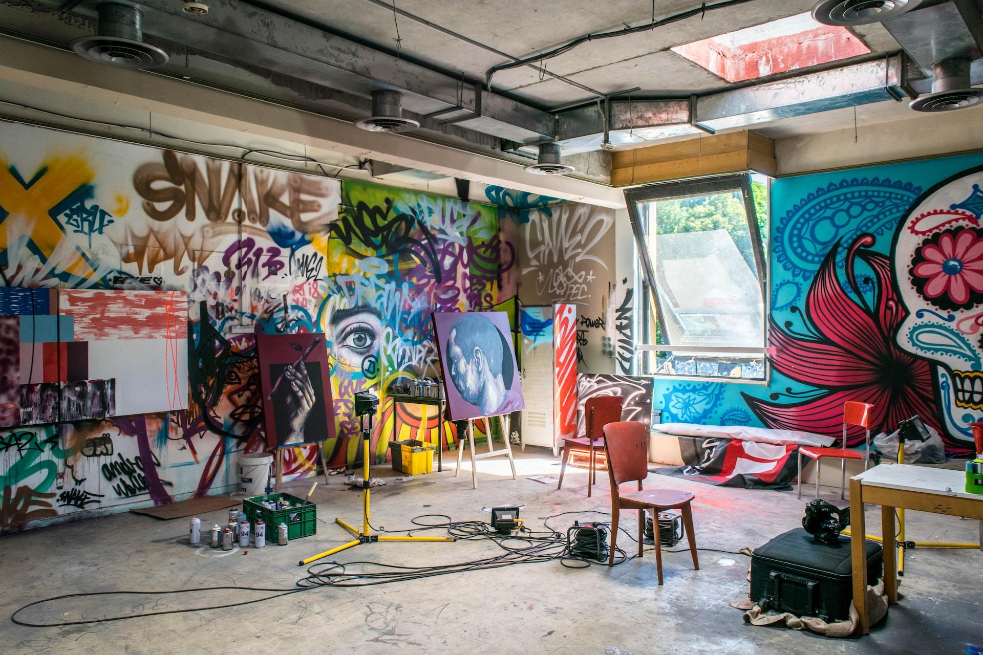 studio d'artiste avec nombreuses expositions de tableaux et graffitis