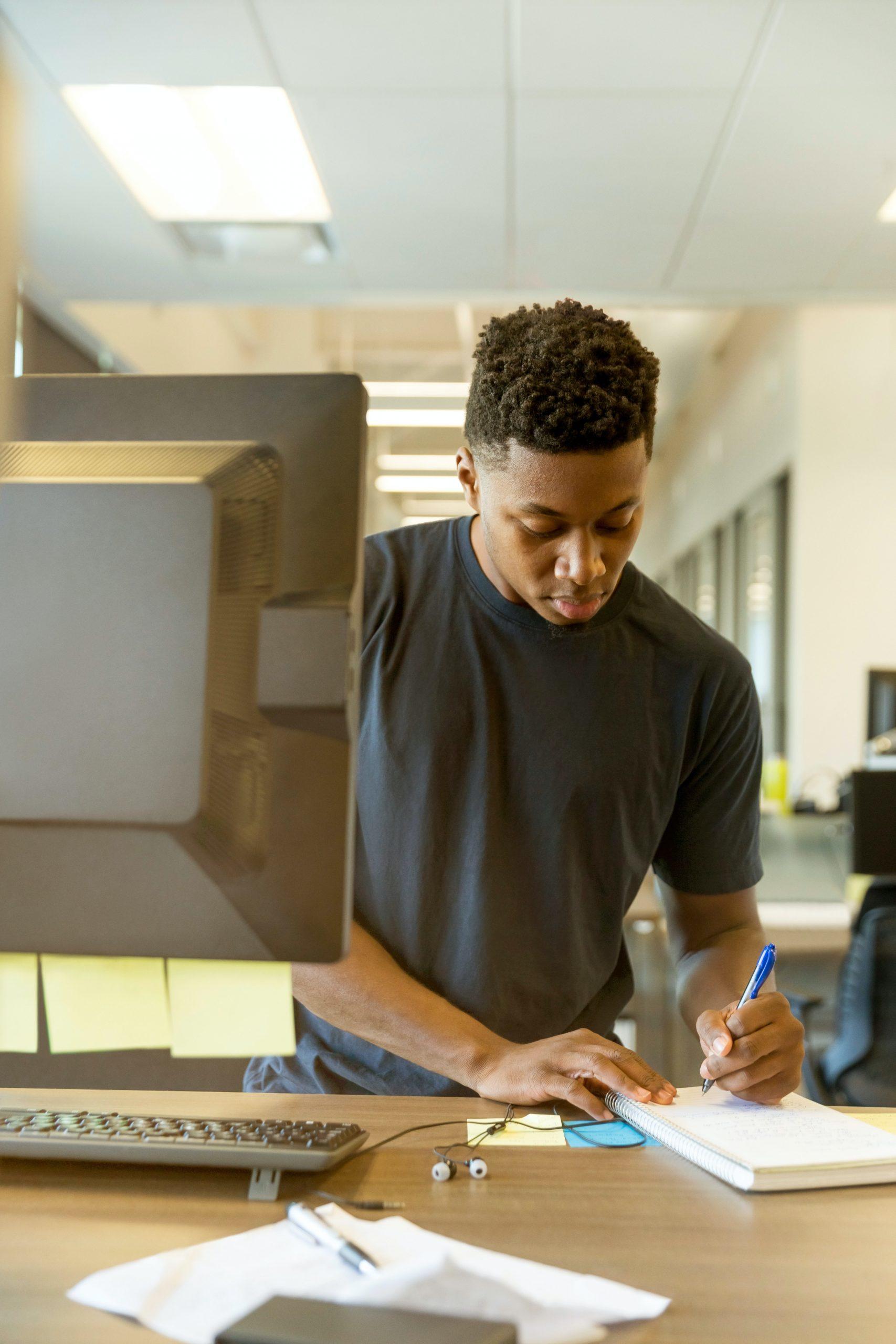 Un étudiant travaillant sur une feuille.