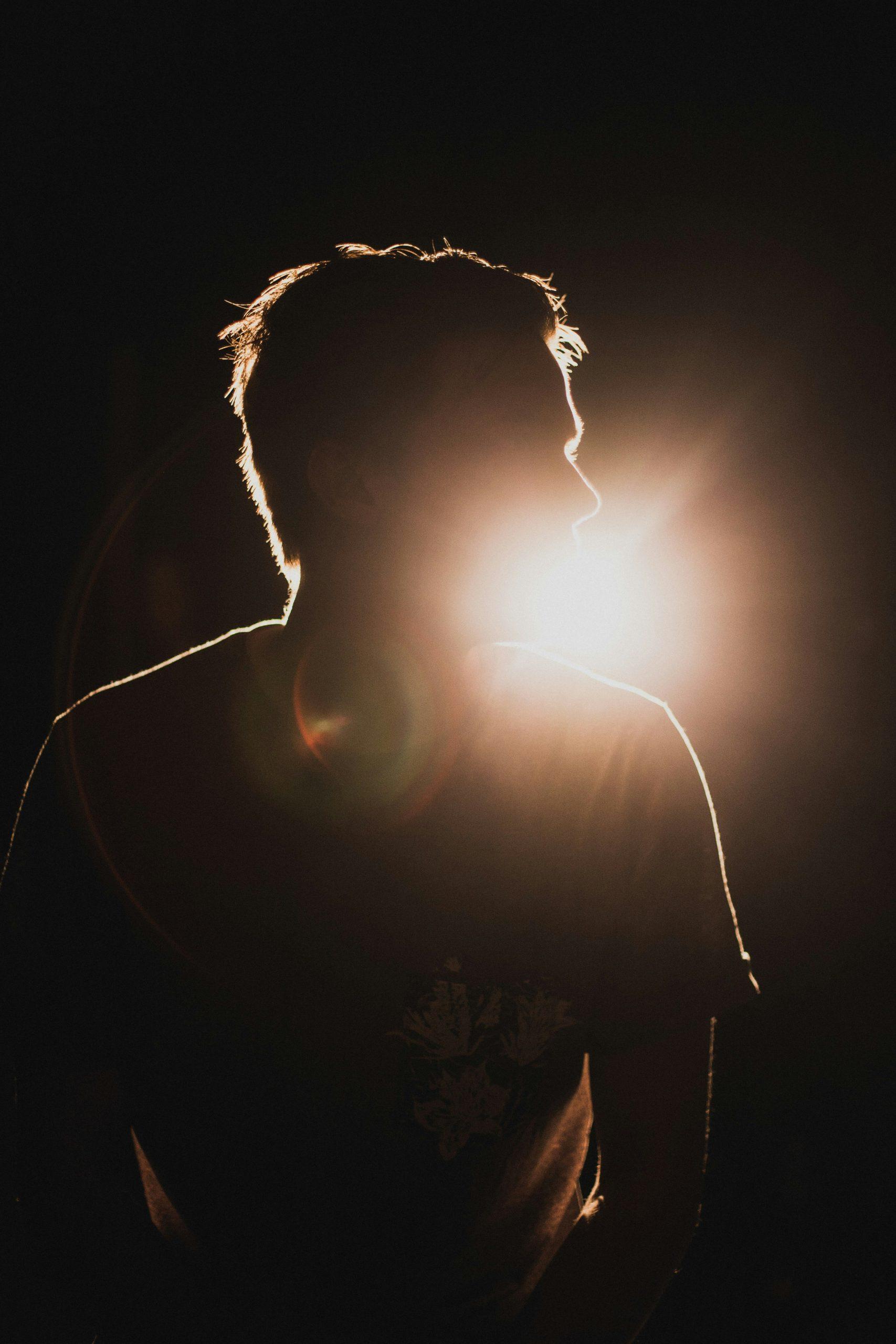 Un comédien de théâtre éclairé en contre-jour.