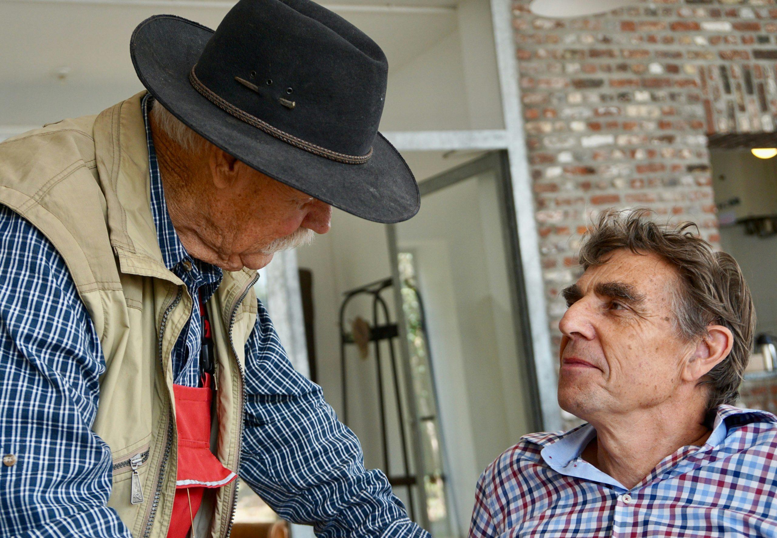 Deux hommes dialoguent ensemble.