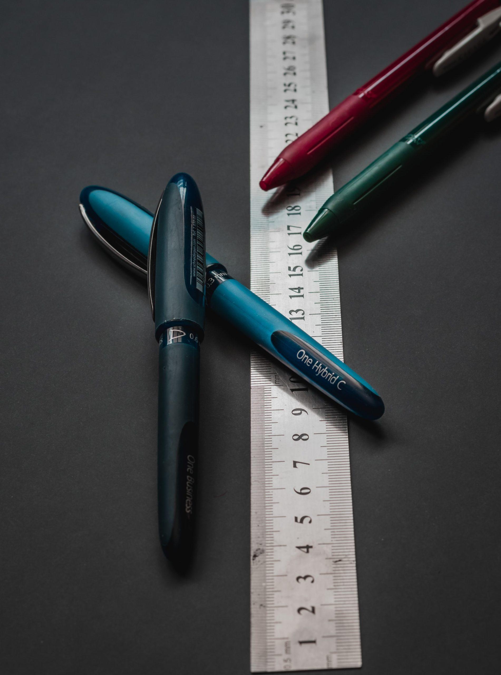 règle avec des crayons