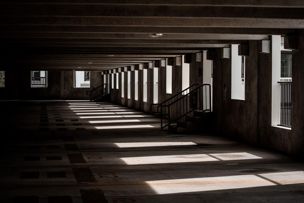 interieur d un batiment sombre