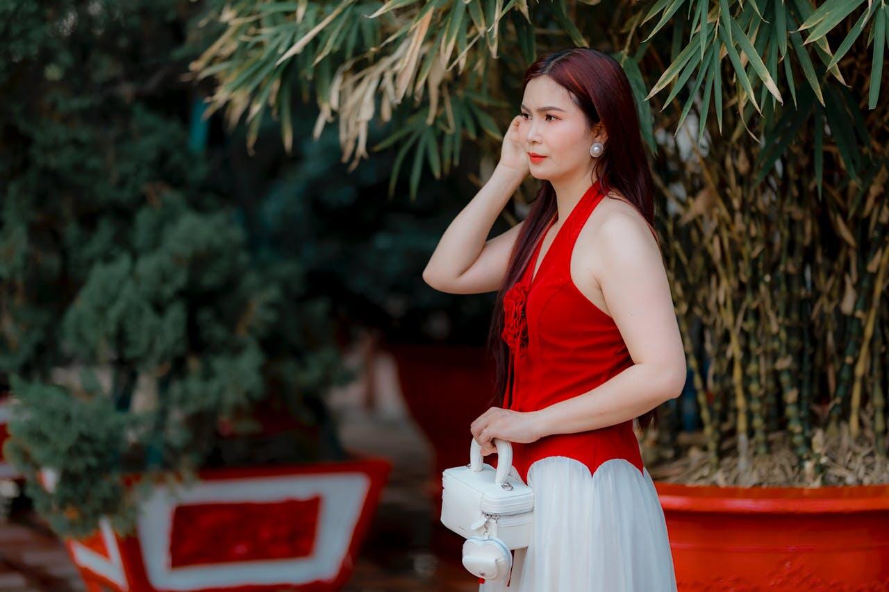 jeune femme en haut rouge et bas blanc