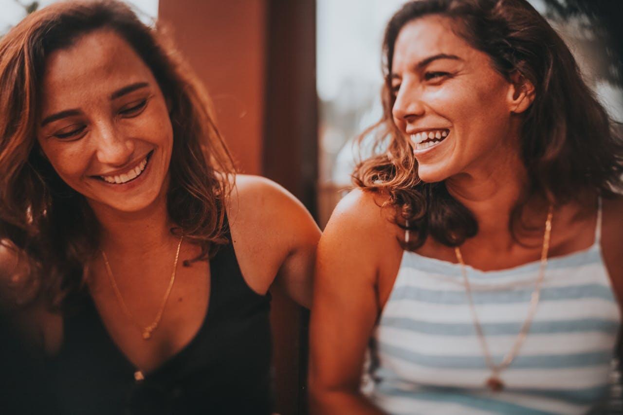 deux jeunes femmes souriantes