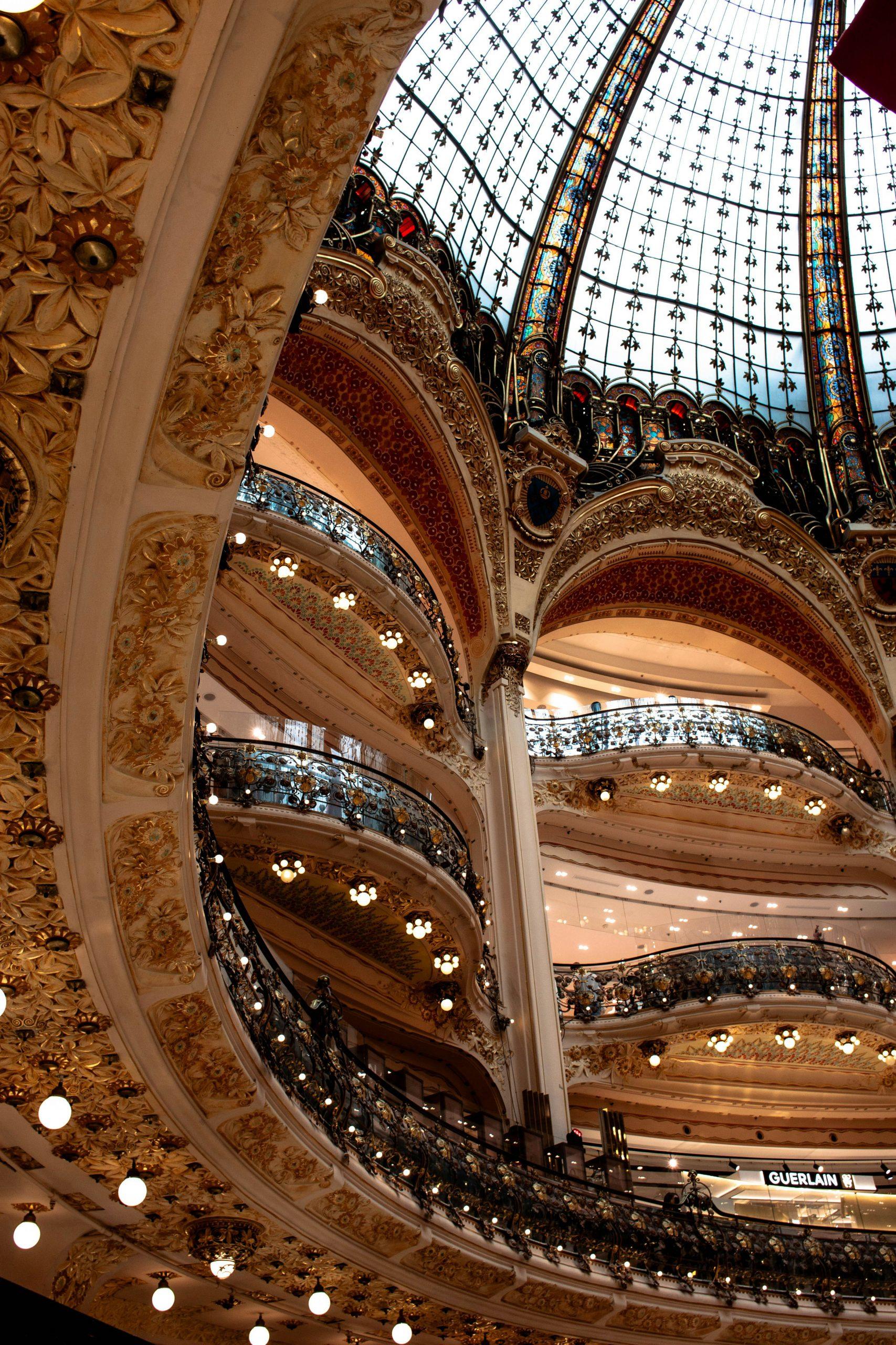 La perspective d'un grand magasin à Paris.