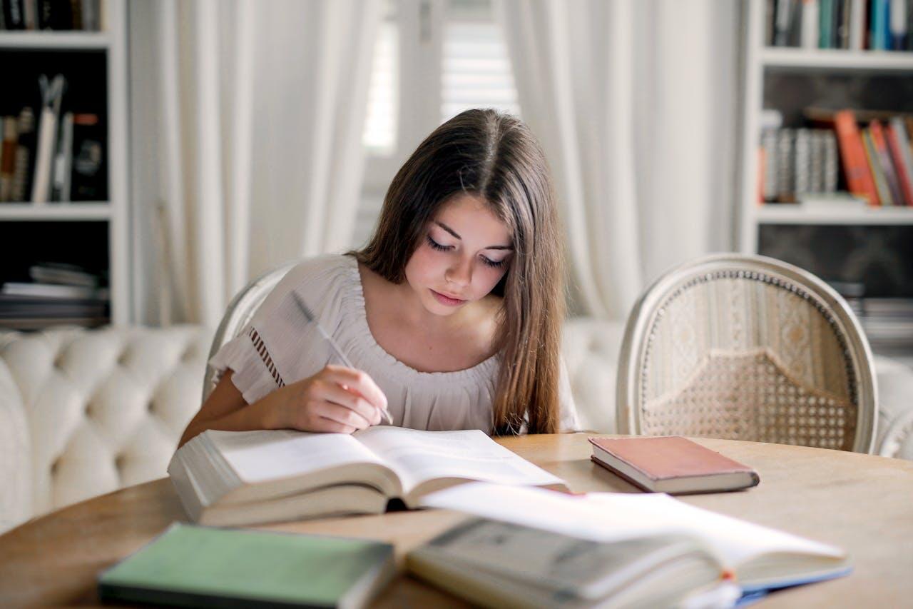 ado faisant ses devoirs a la maison