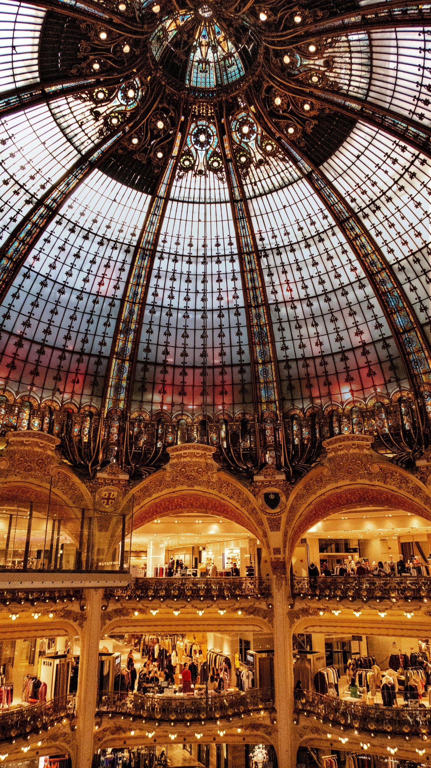 L'intérieur d'un grand magasin parisien.