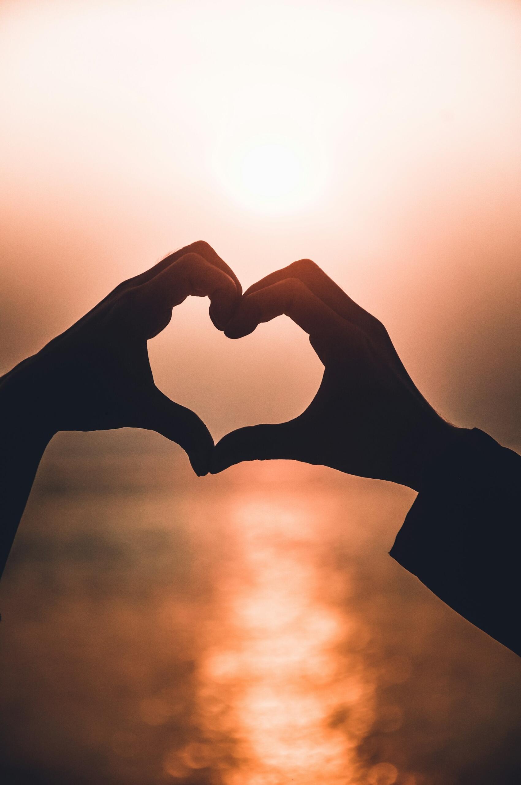 coeur en forme de mains