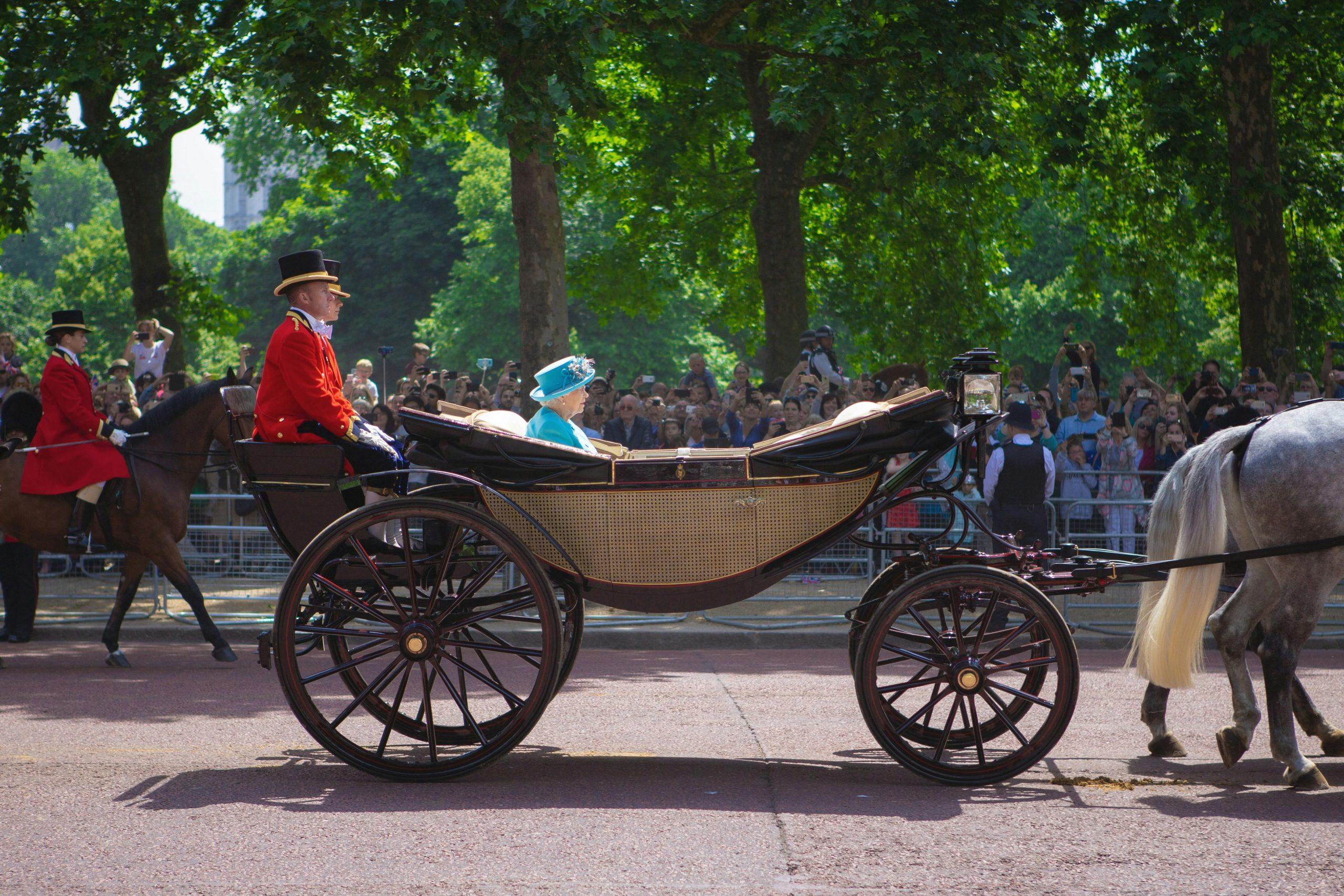 La Reine Elizabeth II dans son carrosse.