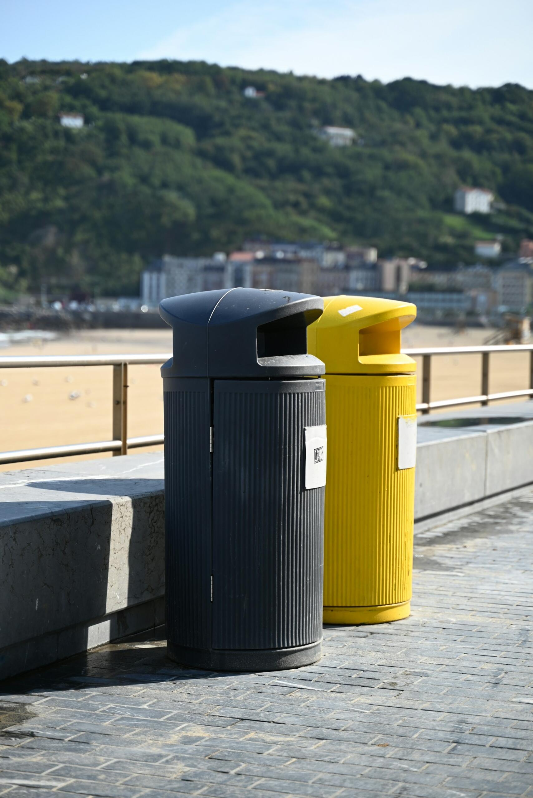 poubelles jaunes noires