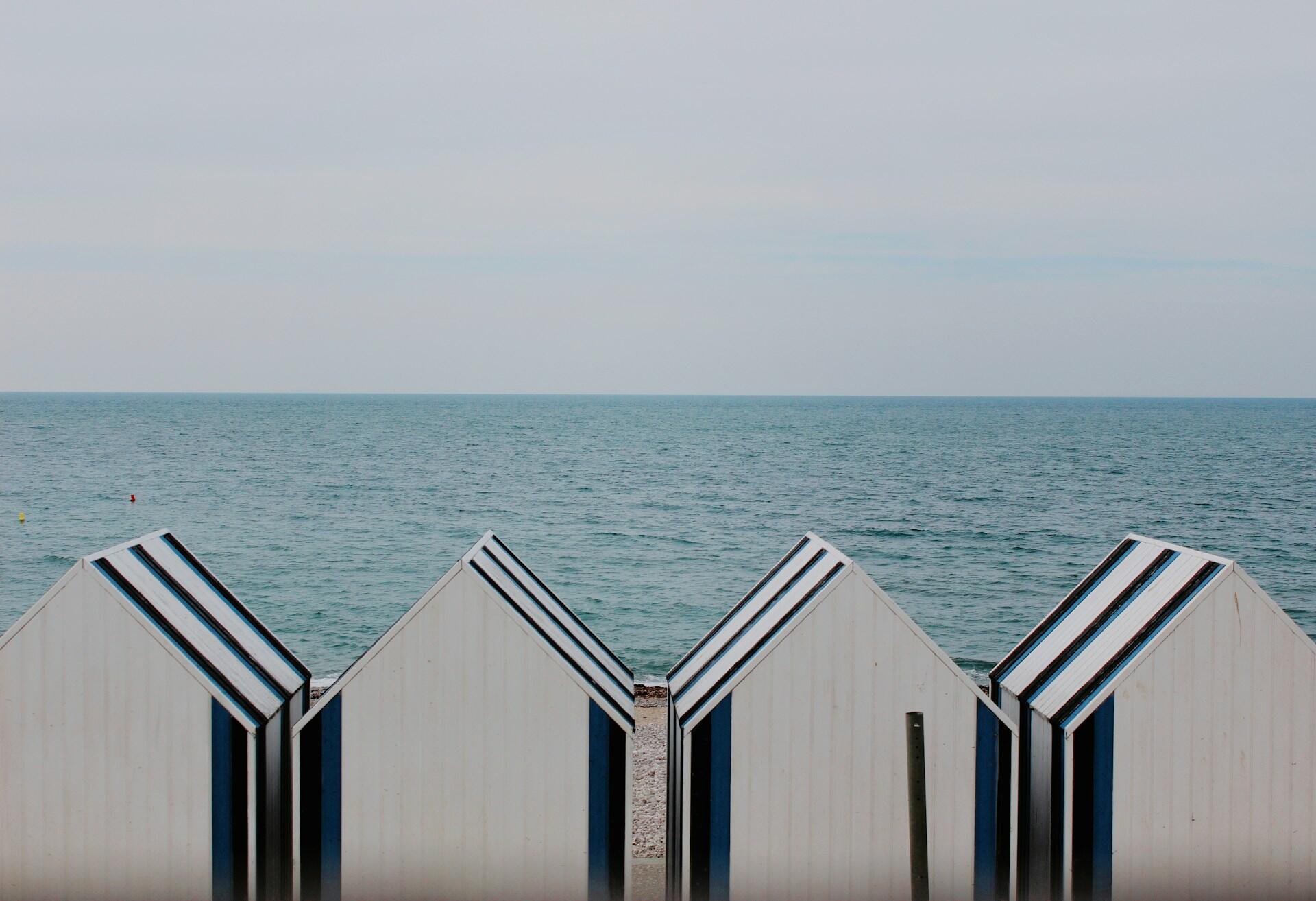 cabines en Normandie devant la mer