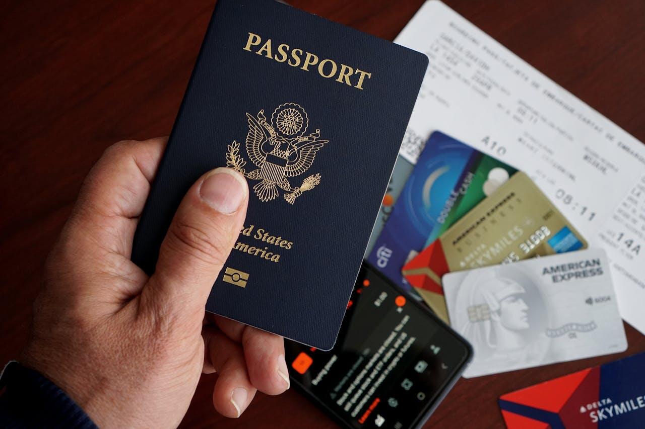 passeport americain en main avec argent sur la table