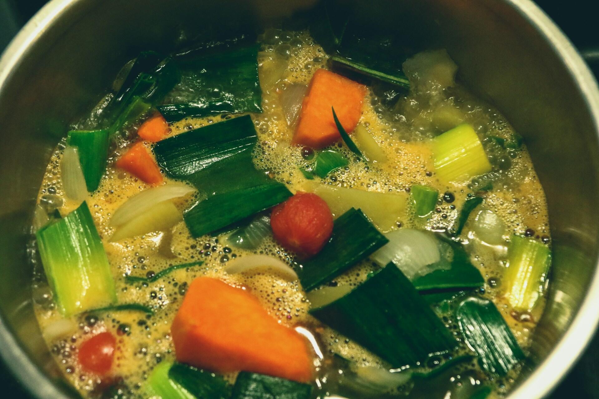 Photo marmite avec soupe de légumes