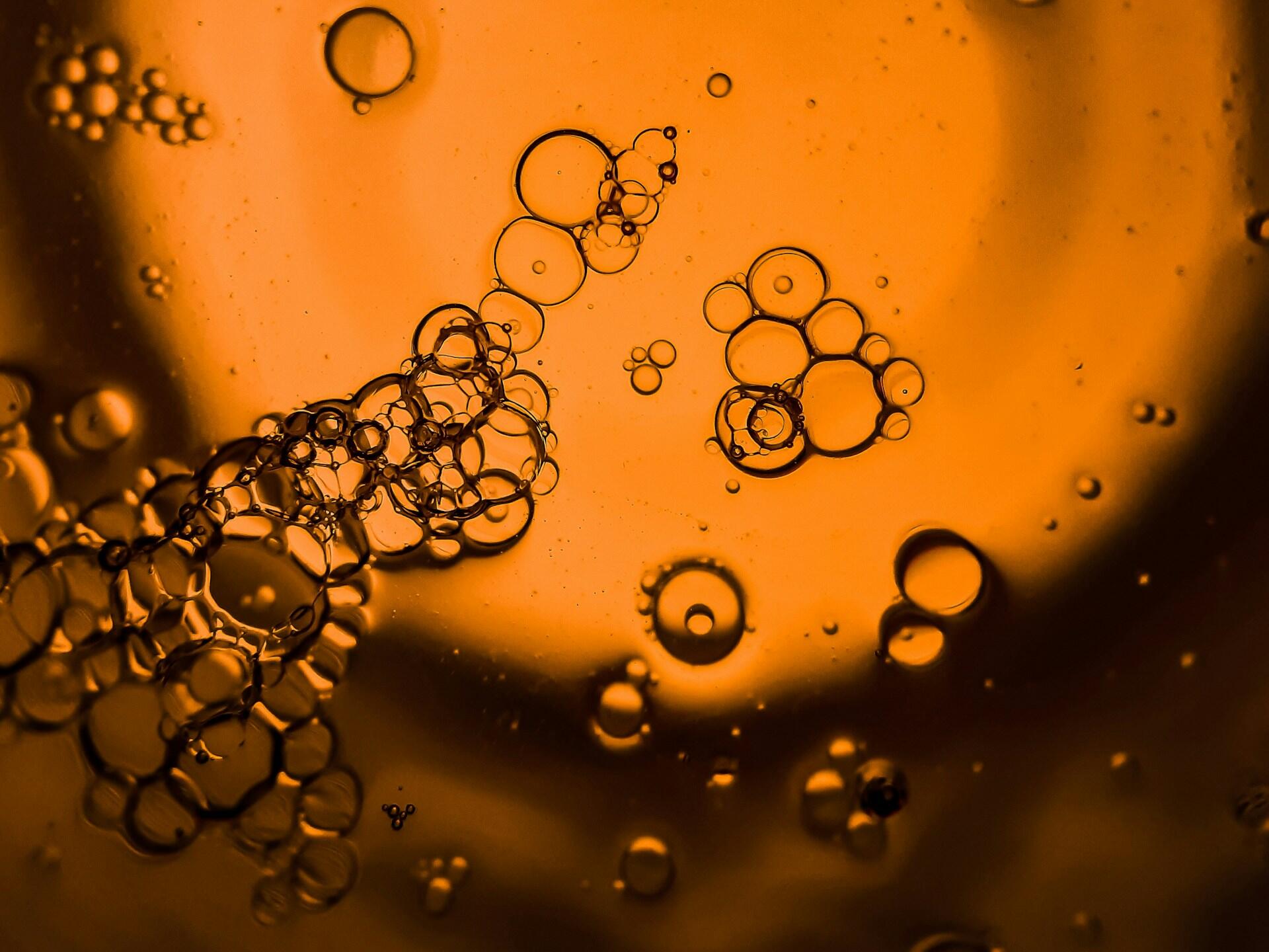 Photographie macro captivante d'un mélange d'eau et d'huile.