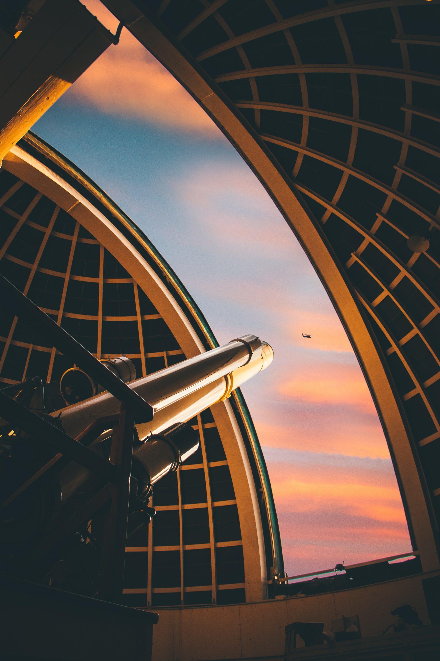 Un télescope vise le ciel.