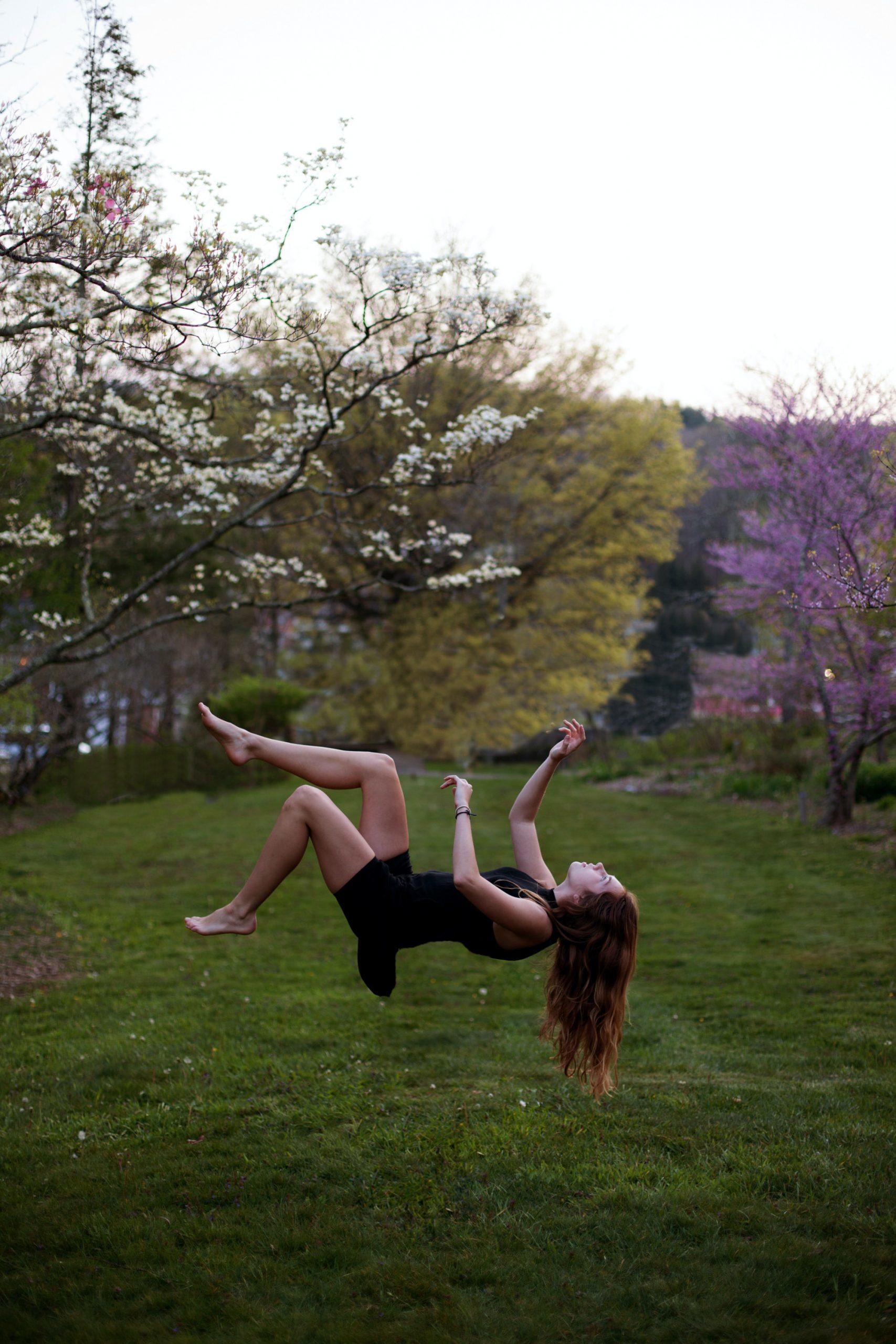 Une femme lévite dans un jardin