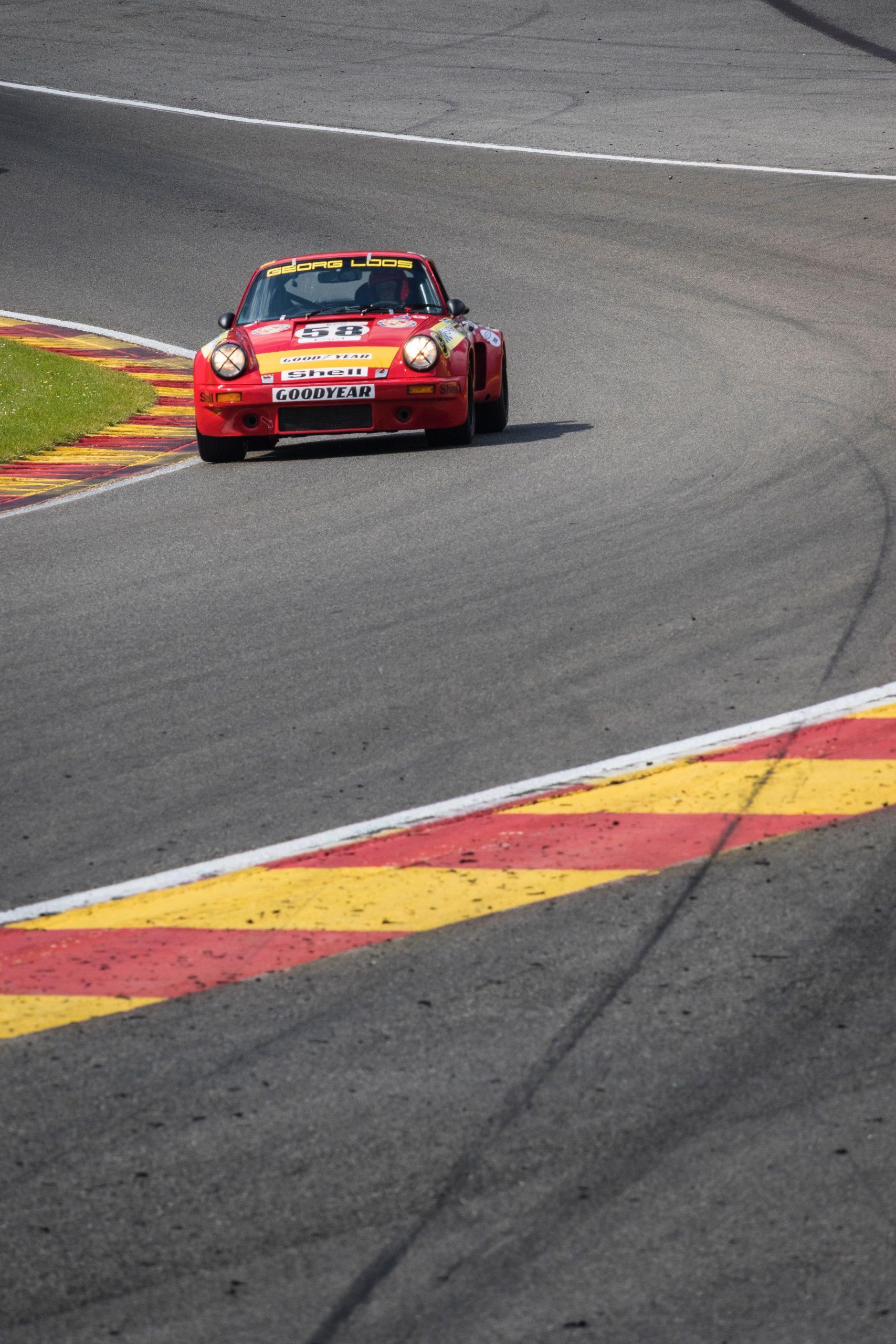 Une voiture de course sur un circuit.