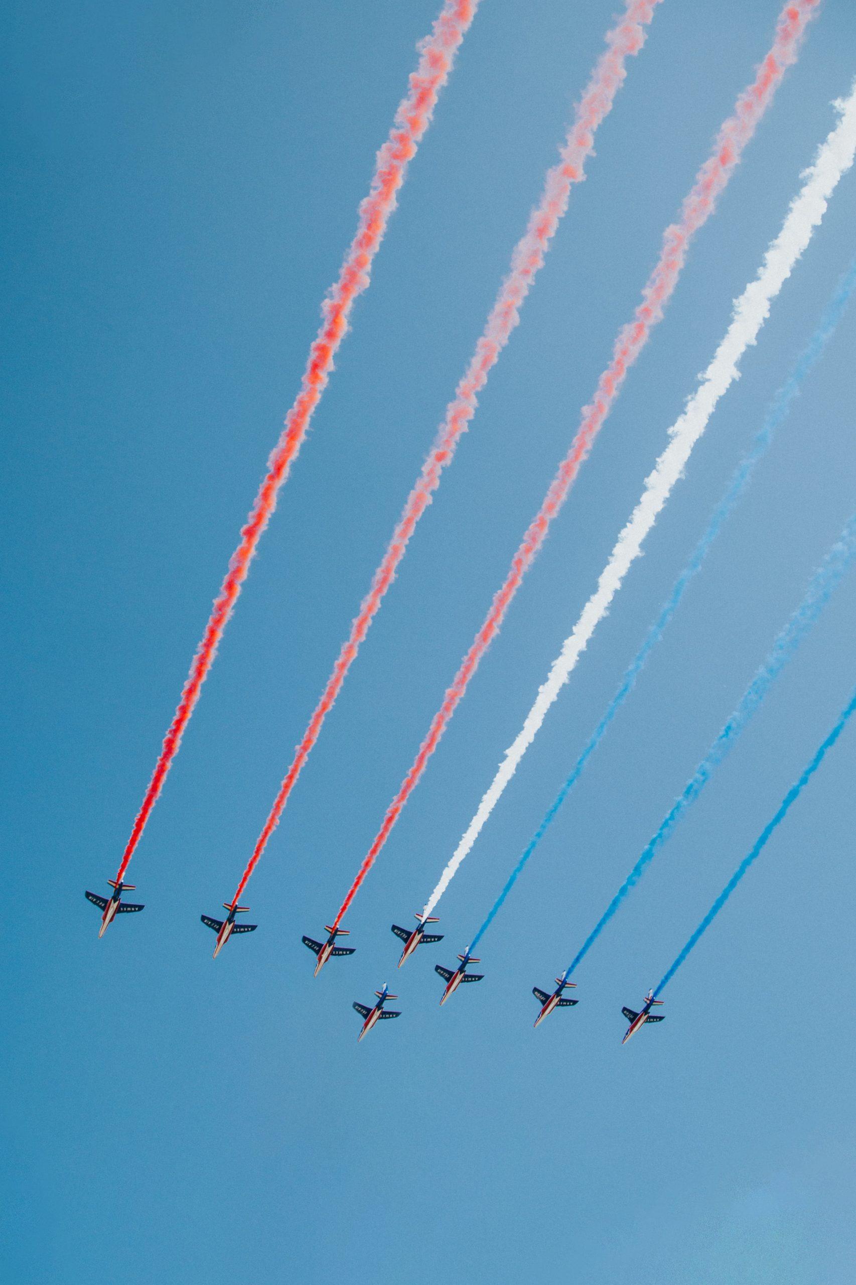 La patrouille de France dessine un drapeau tricolore dans le ciel.