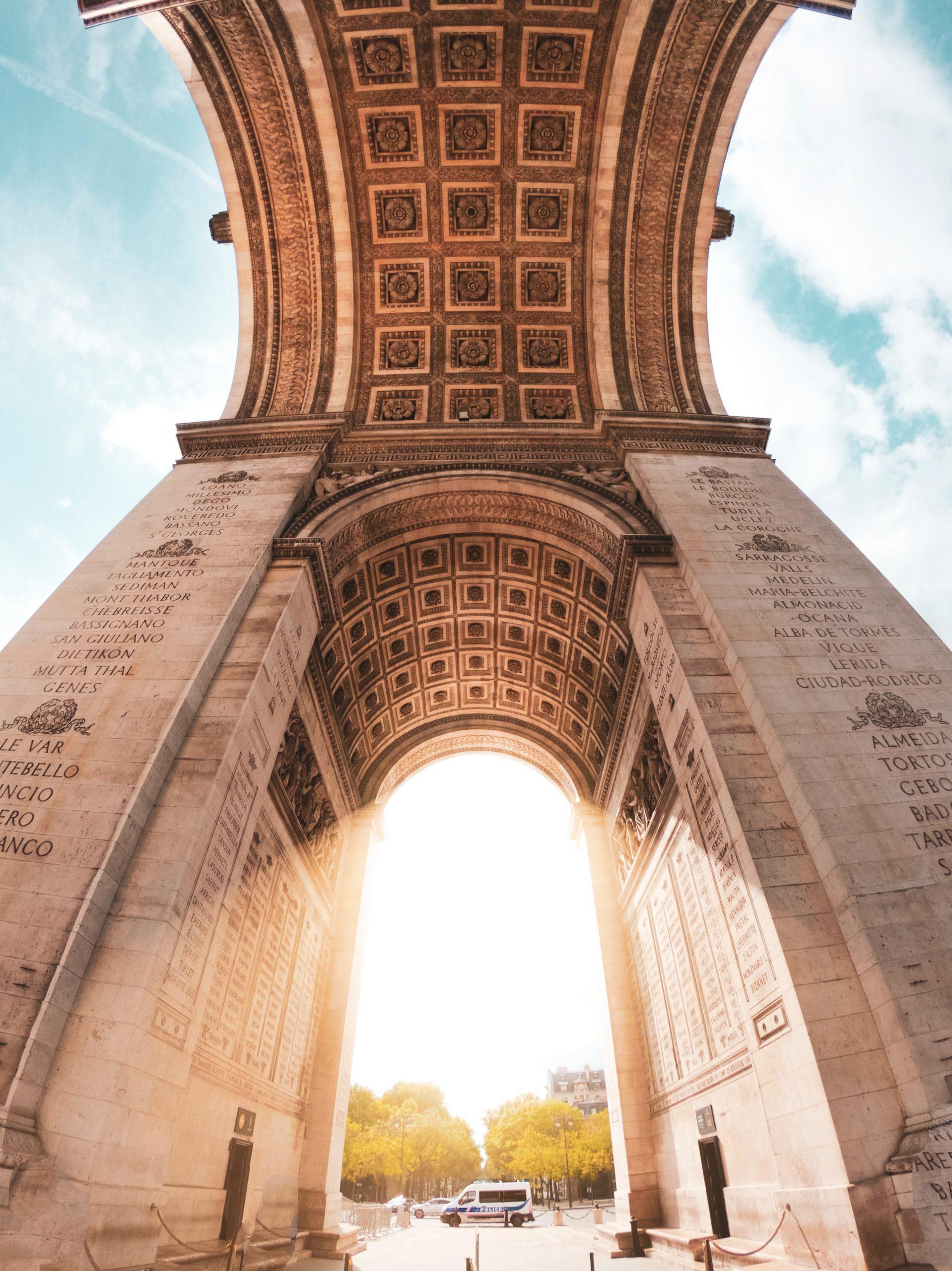 L'arc du triomphe vu d'en bas.