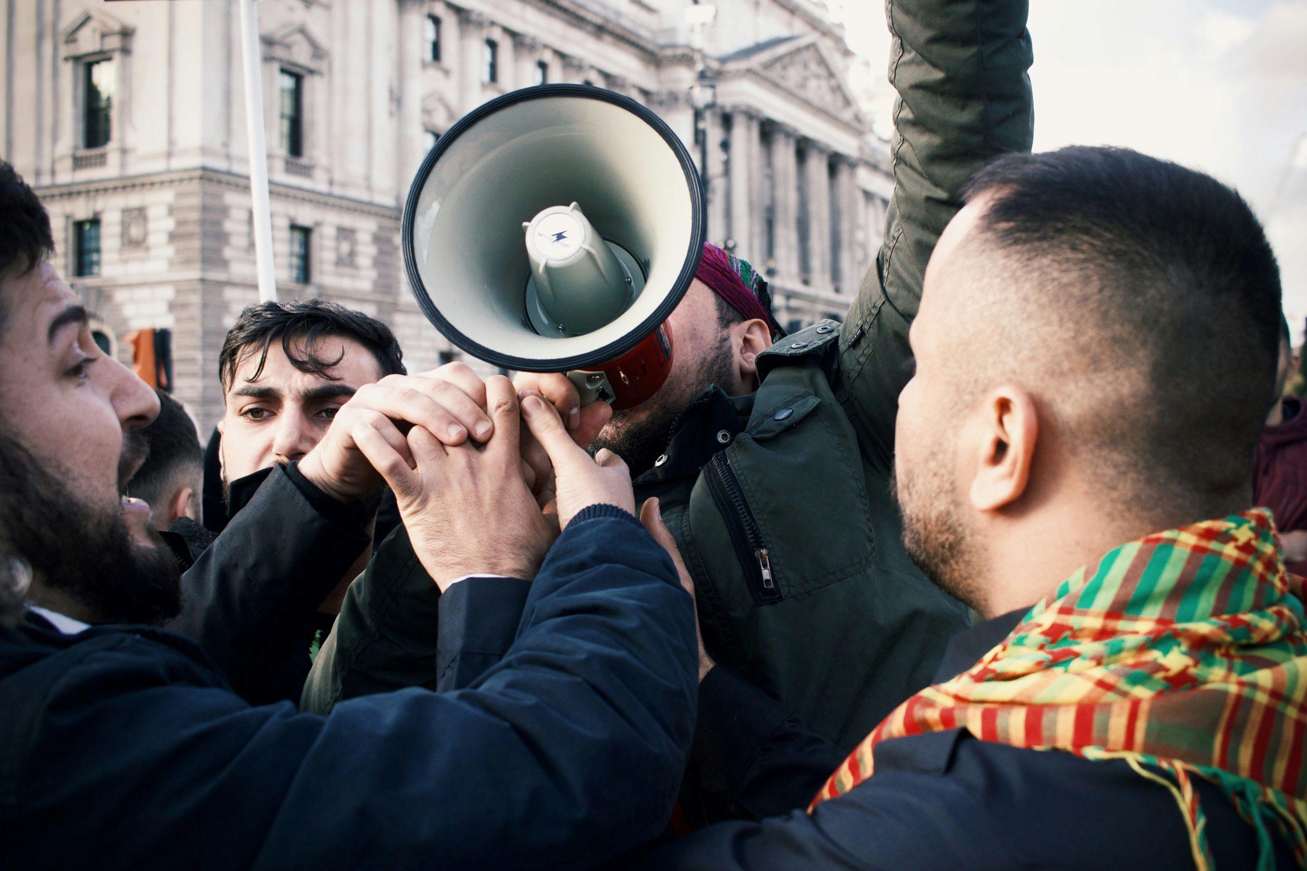 Un homme lors d'une manifestation
