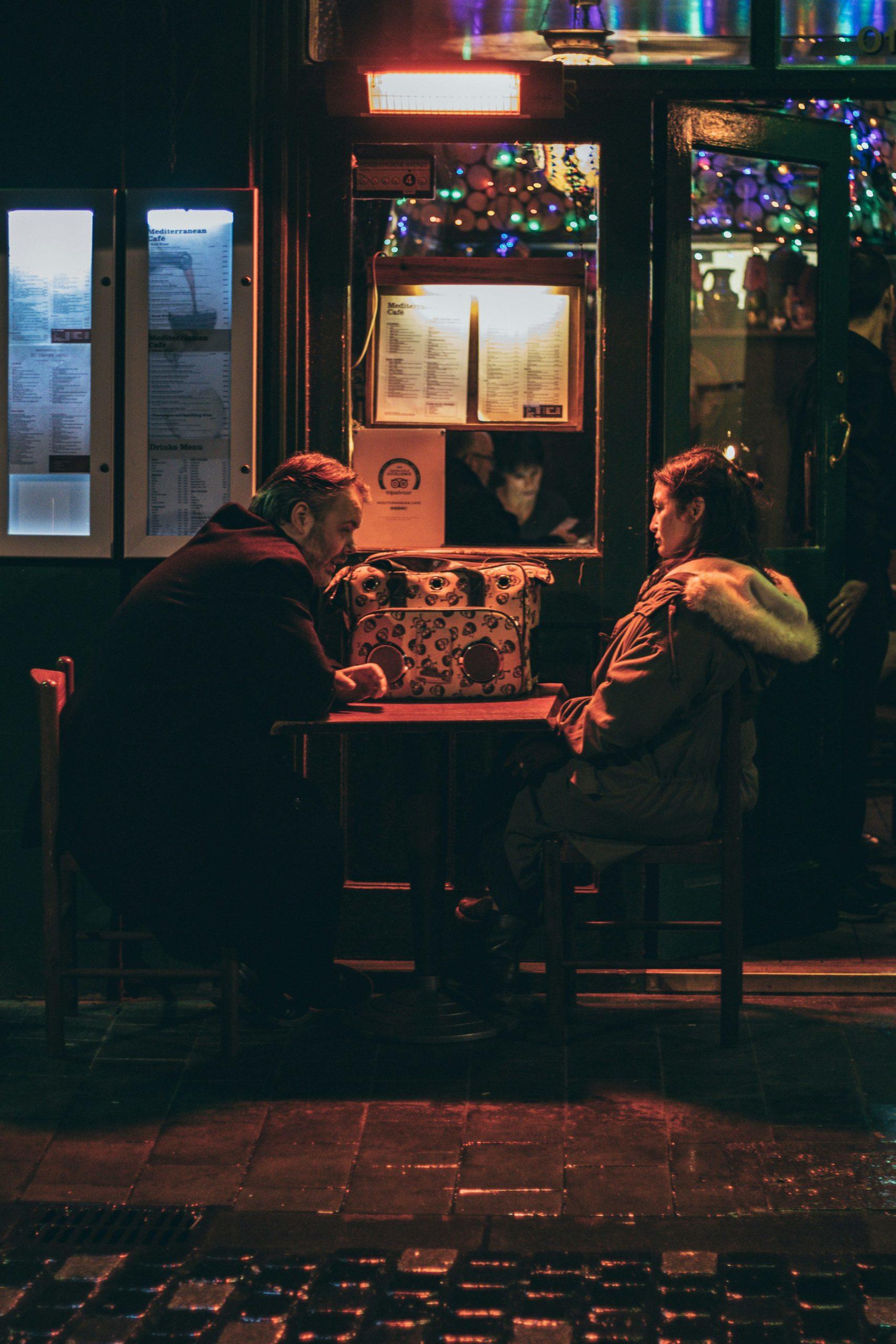 Un couple discute à la terrasse d'un restaurant.