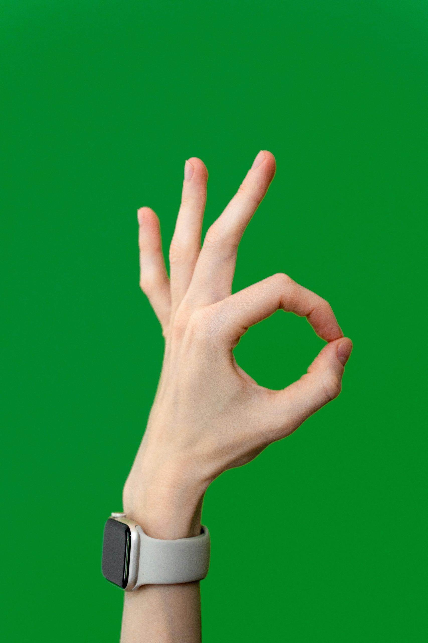 Une Main sur un fond vert
