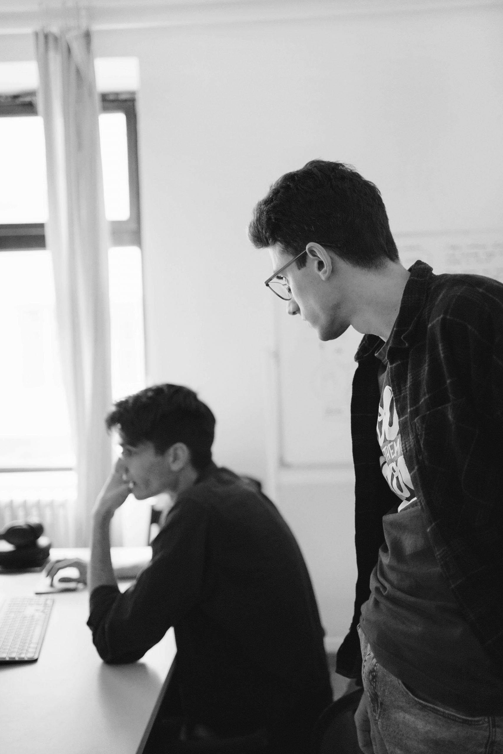 Deux hommes près d'une table.