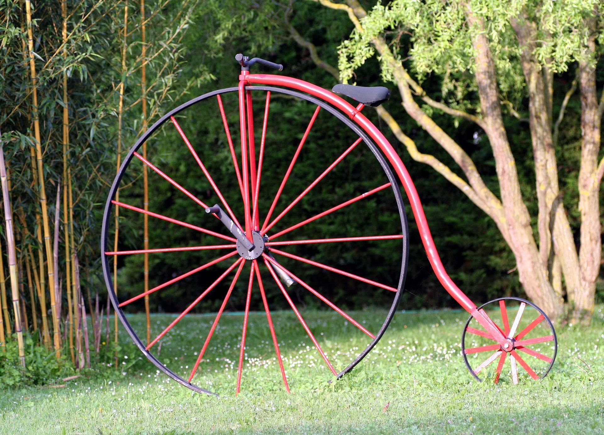 Comment s'appelle le vélo avec une très grande roue avant ?