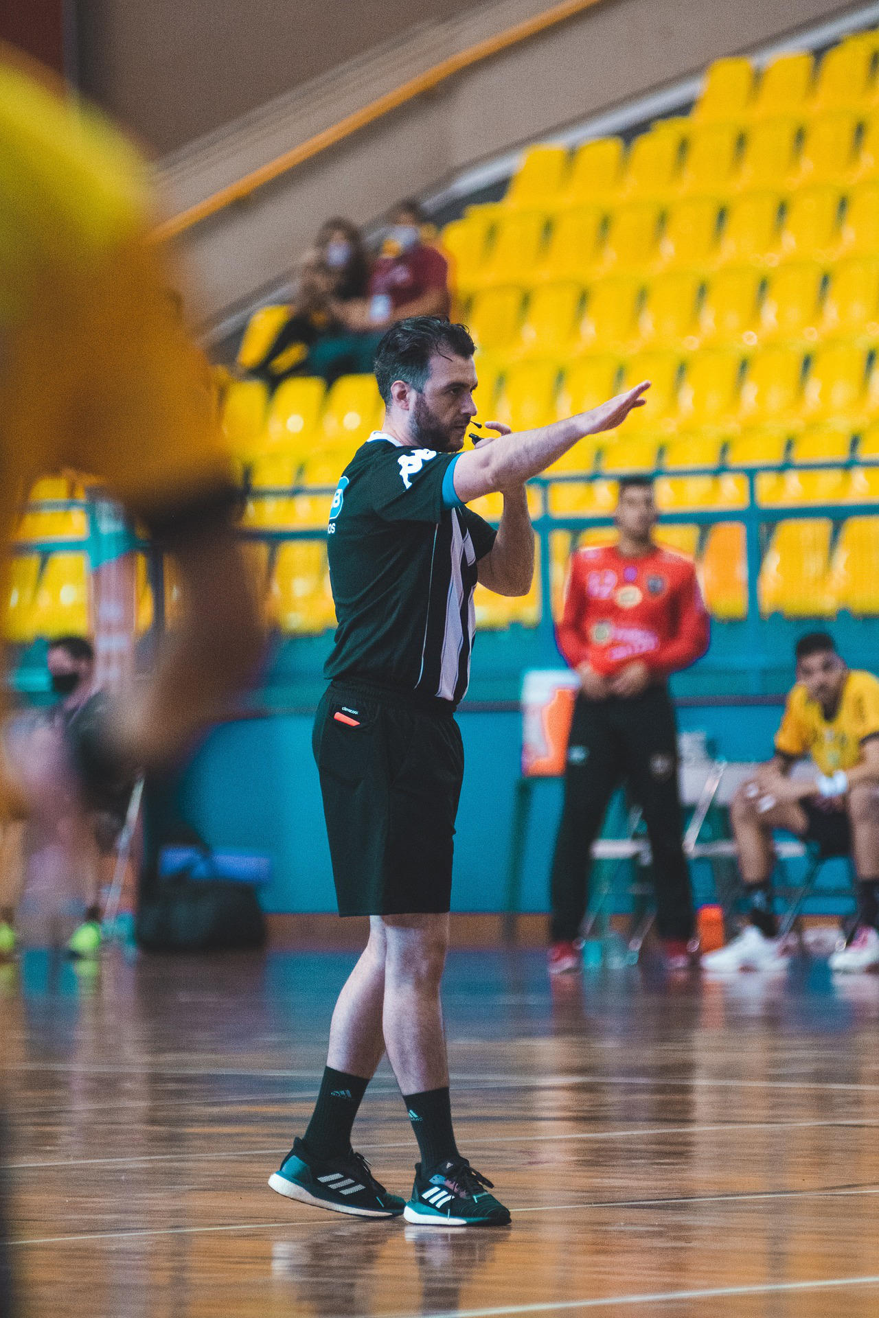 Un arbitre de handball siffle.