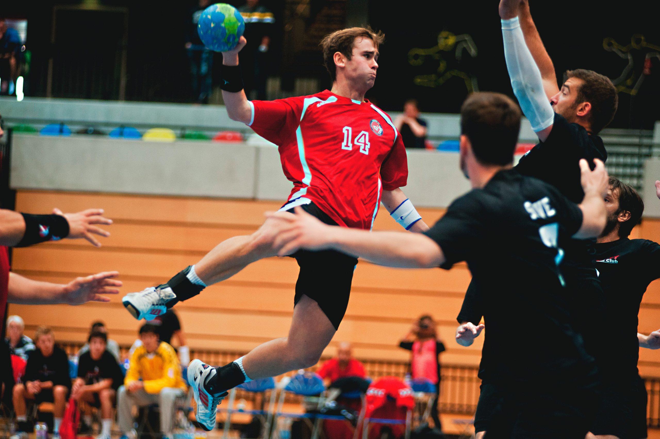 Un joueur de handball s'apprête à marquer.