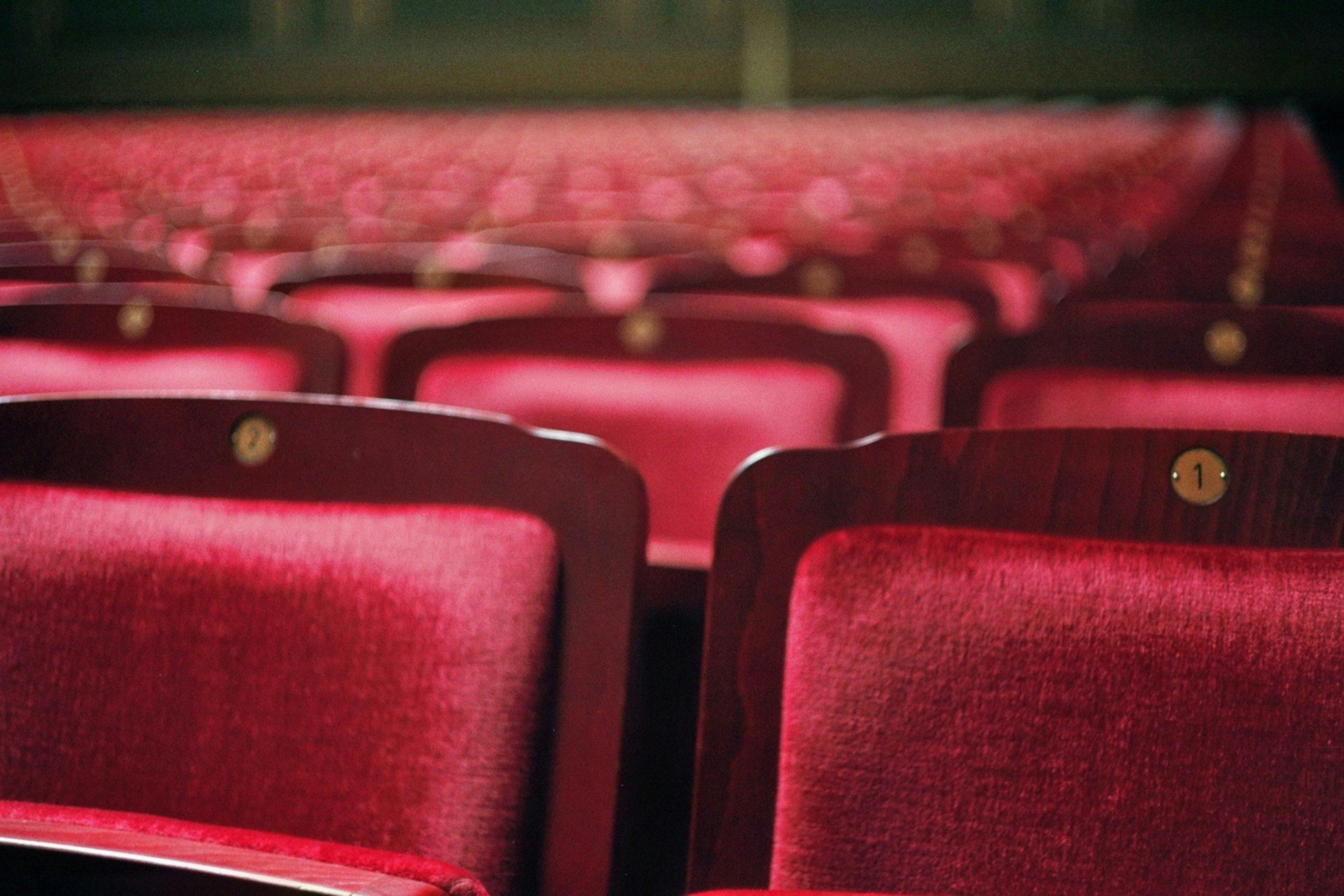 Des fauteuils rouges de théâtre.