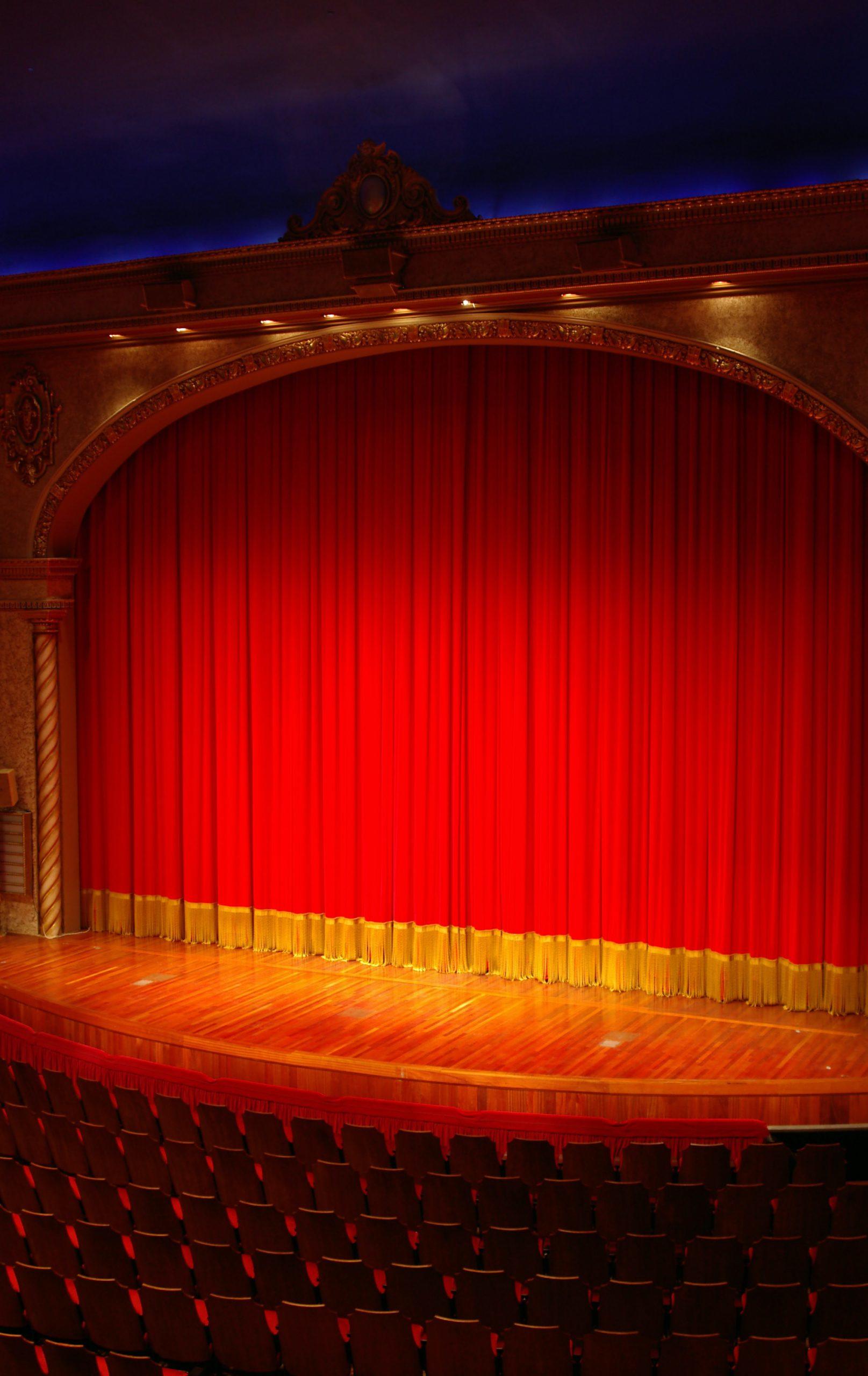 Une scène de théâtre rouge vue d'en haut.