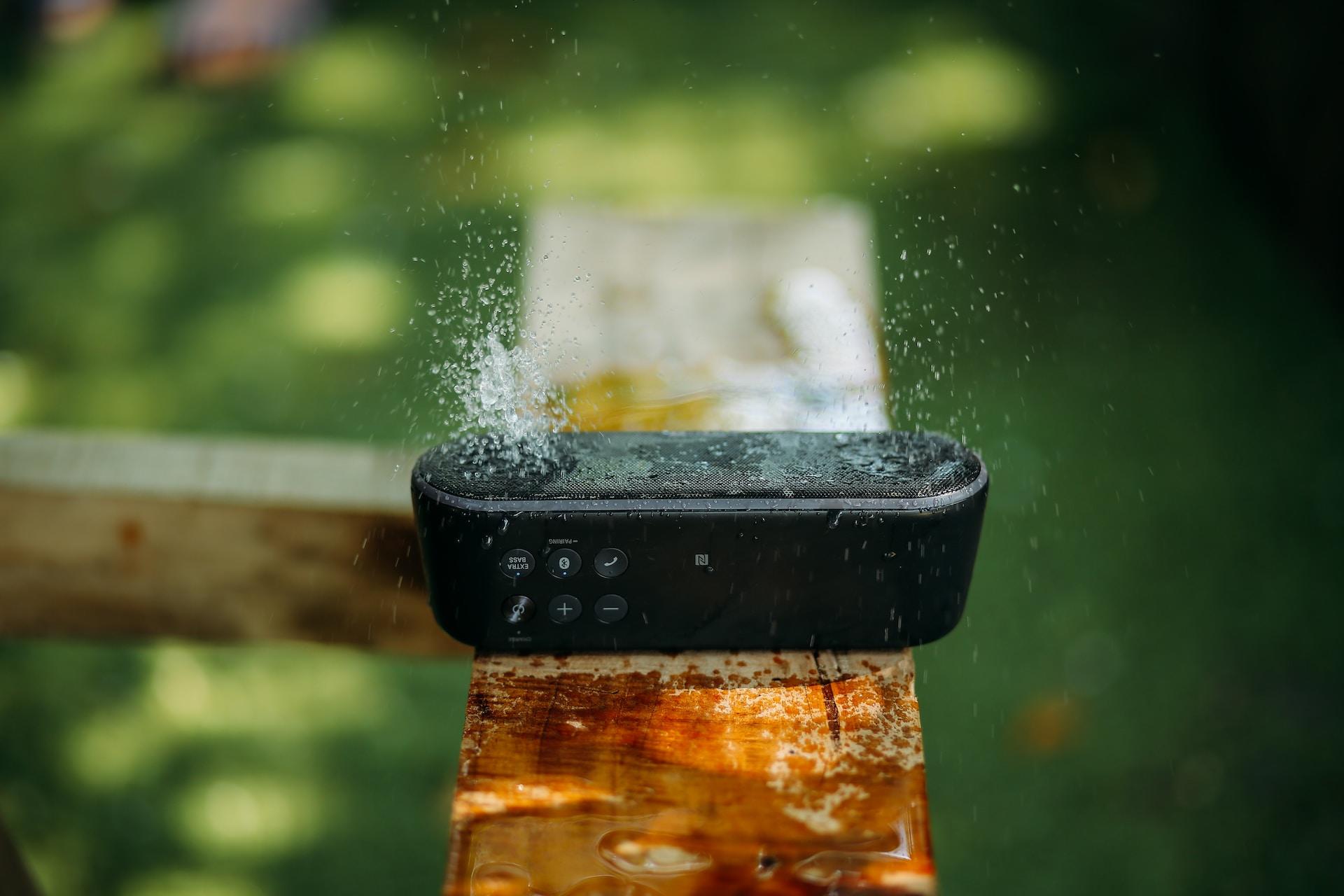 vibrations sonores émanant d'une enceinte musicale
