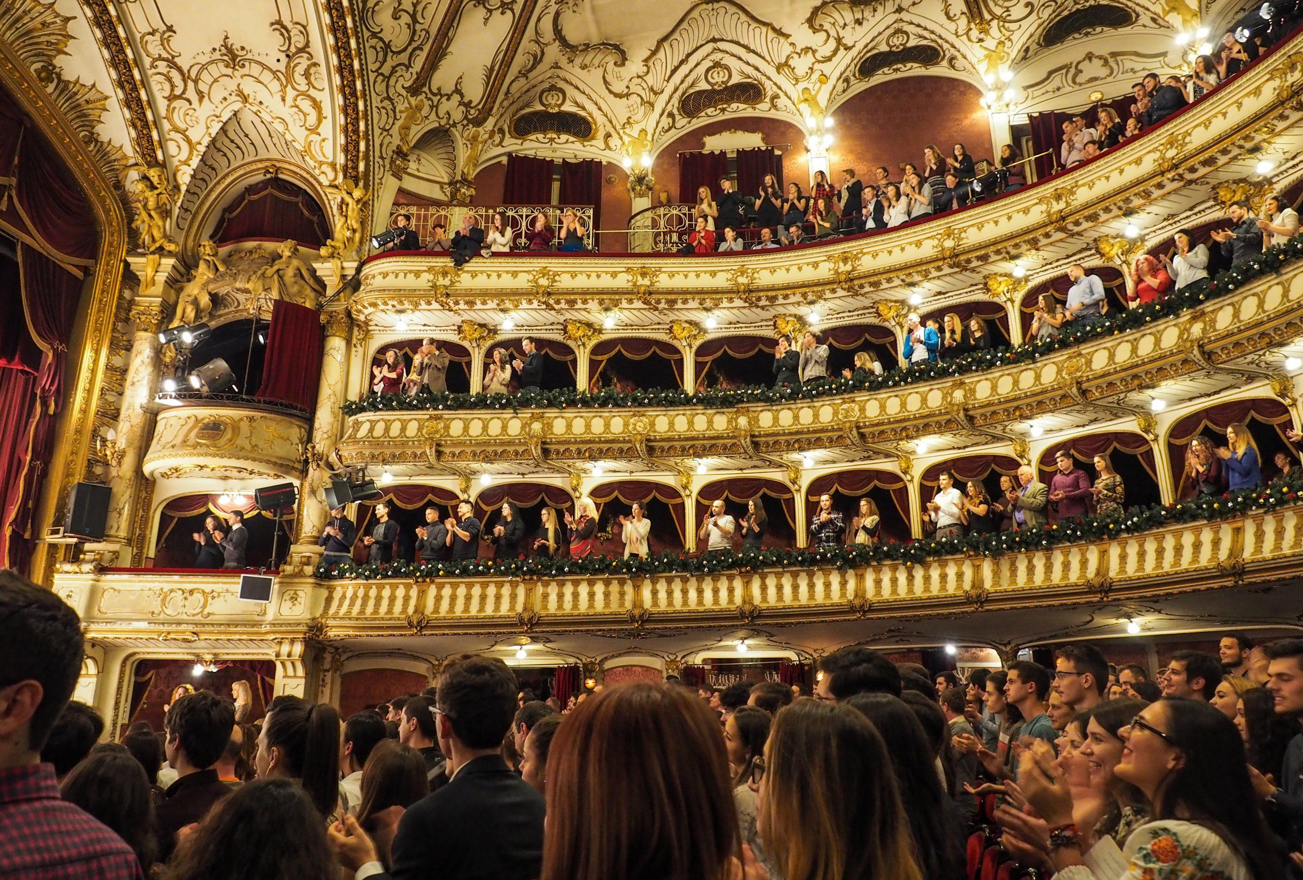 Un théâtre plein à la fin d'une représentation.