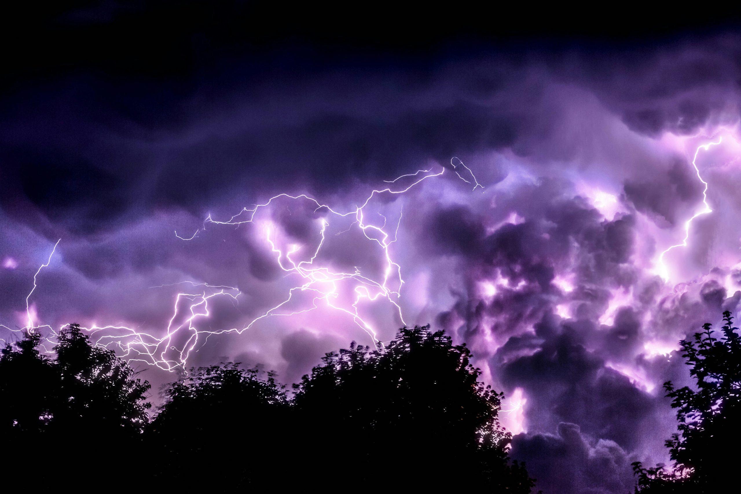 Un orage violet