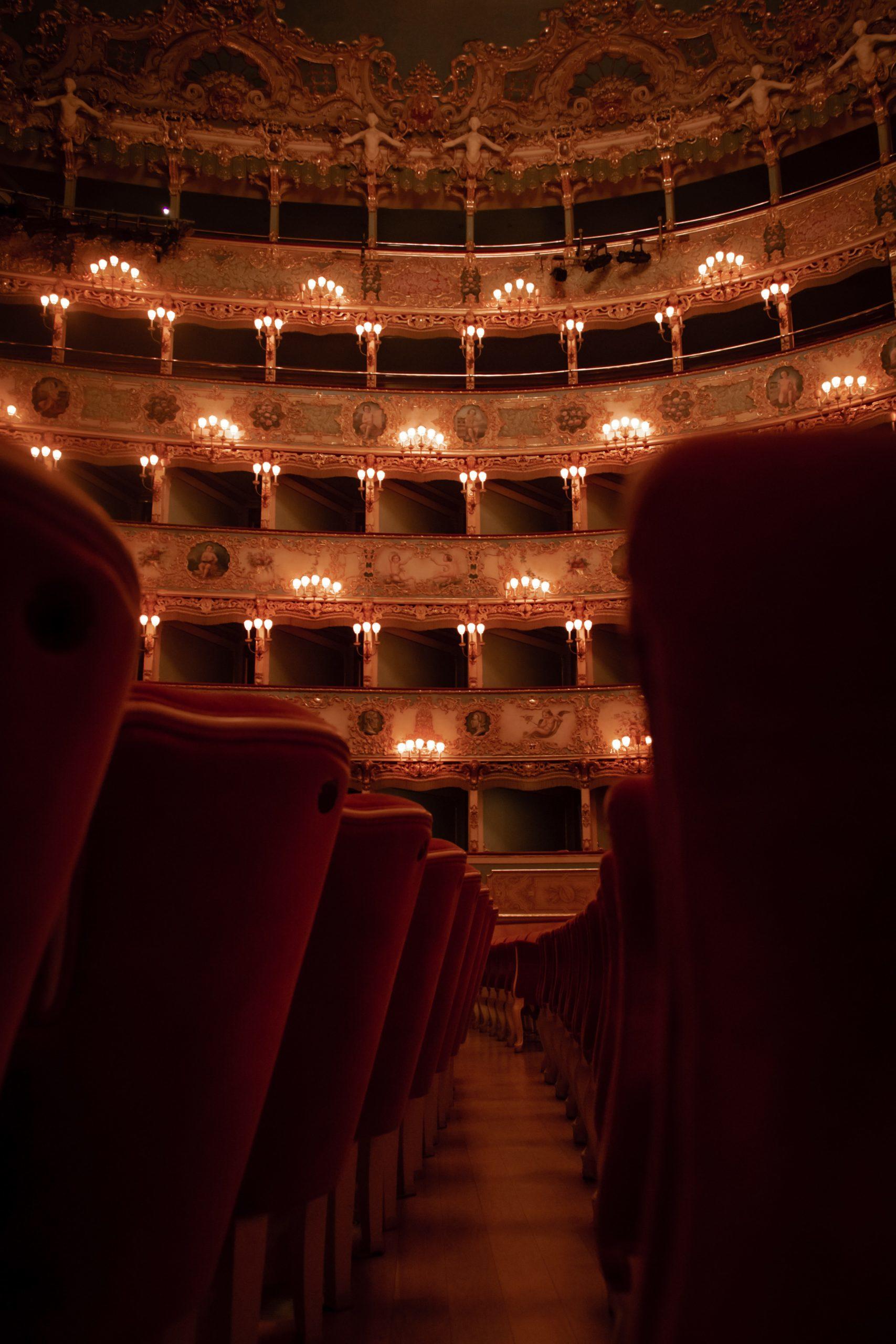 Une photo prise au niveau des pieds de fauteuils de théâtre.