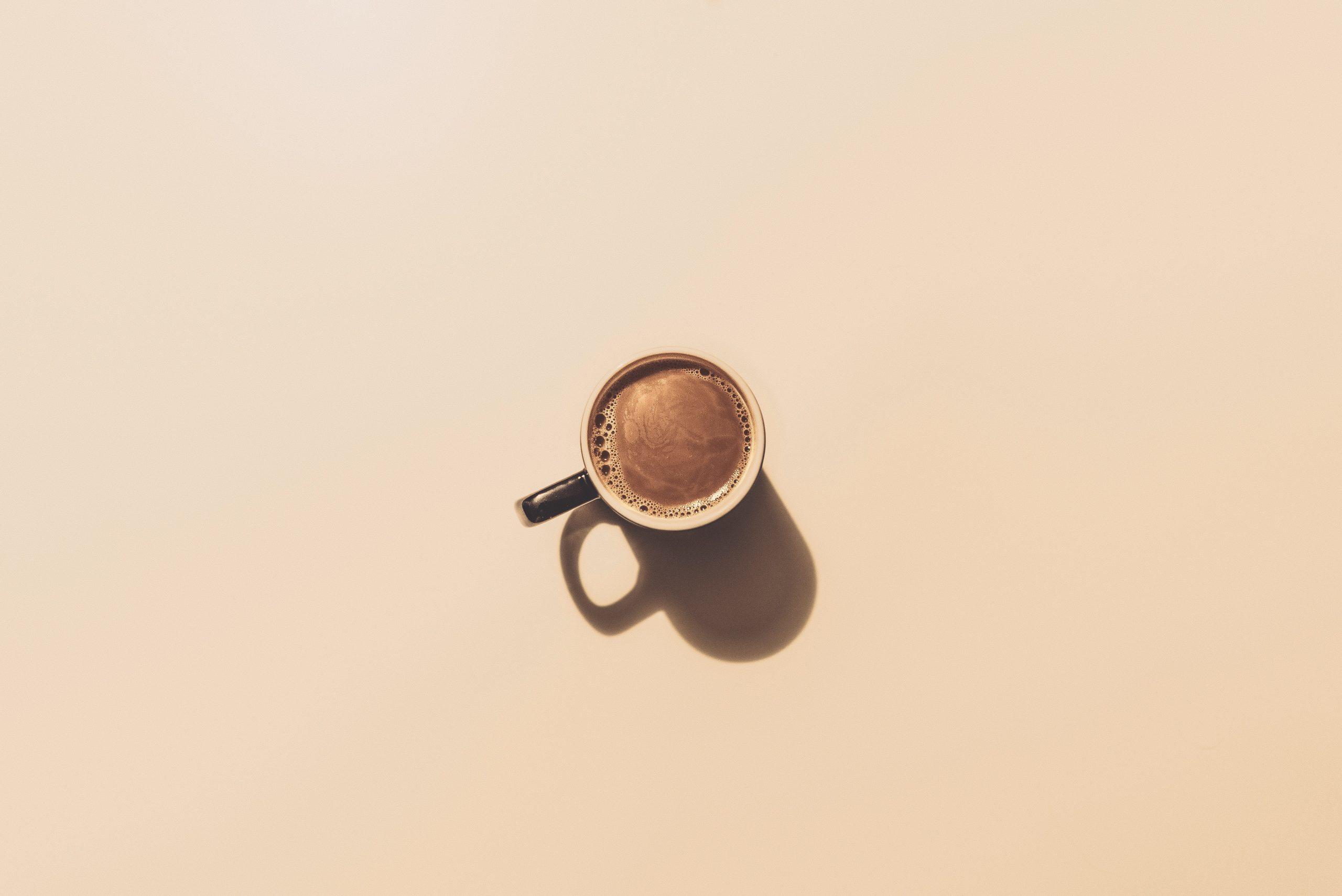 Une tasse à café sur fond beige.