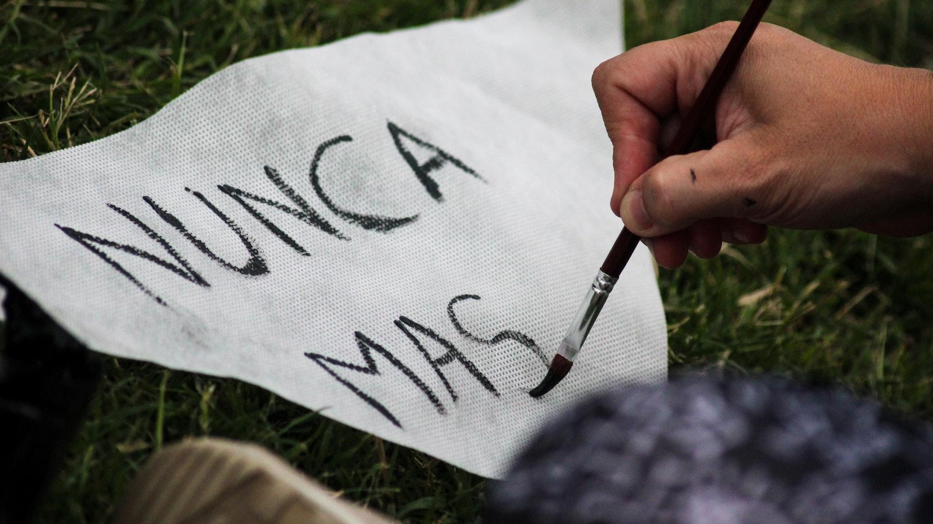 inscription sur panneau blanc "nunca mas" ou "jamais plus"