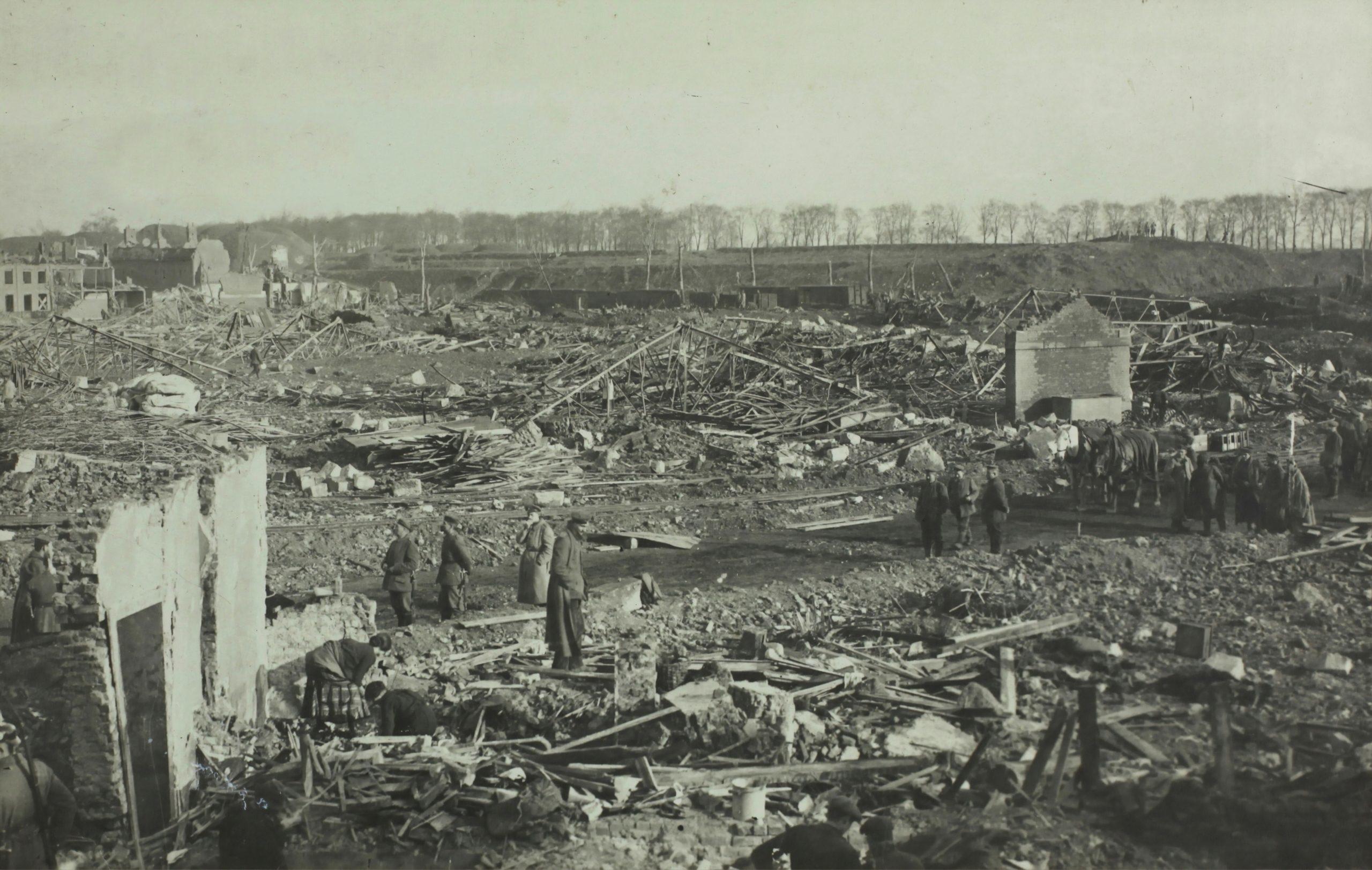 Une ville bombardée pendant la première guerre mondiale.